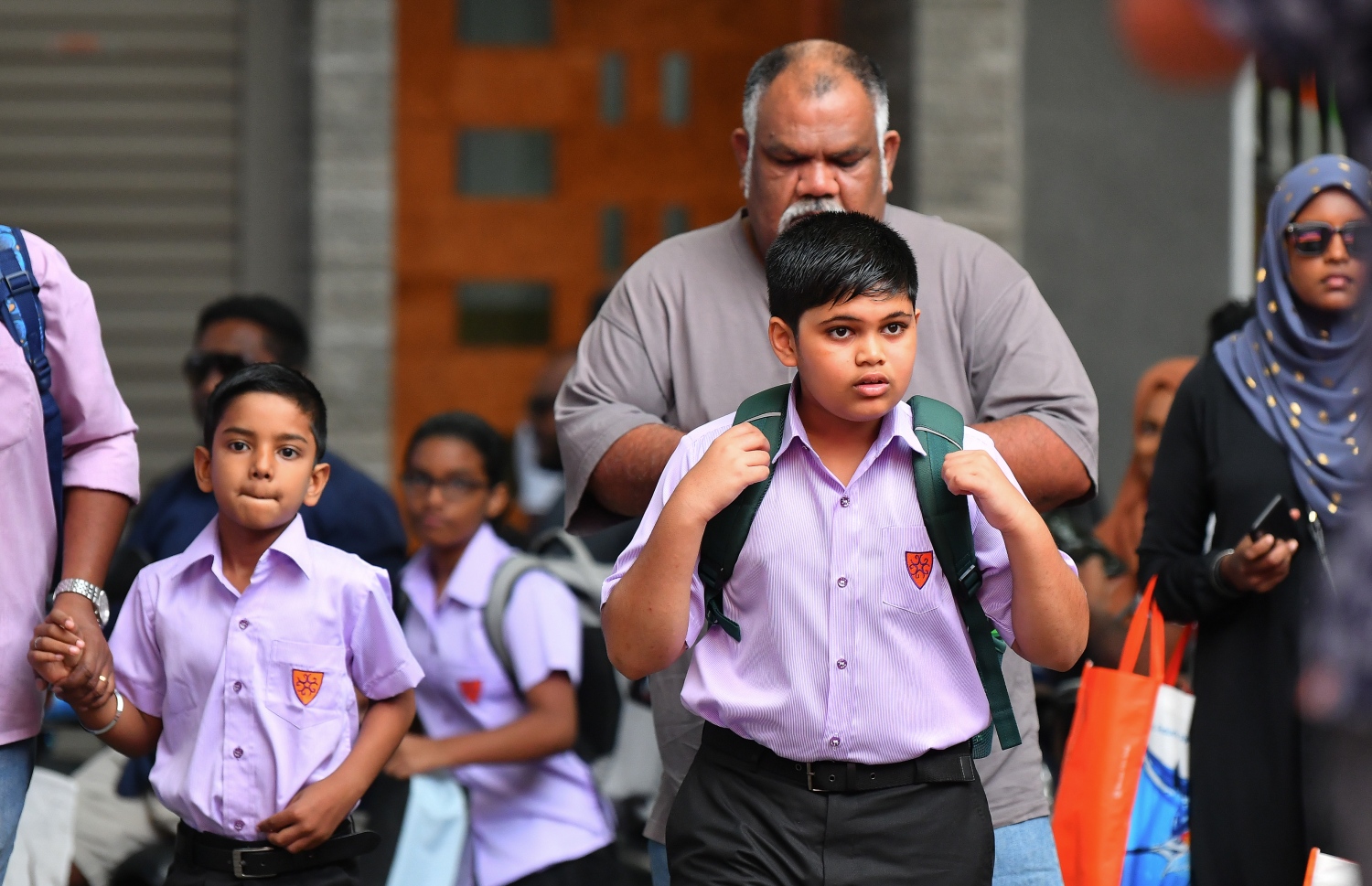 މާލެ: ޖެނުއަރީ 12، 2020: ދޮޅު މަސް ދުވަހުގެ ޗުއްޓީއަކަށް ފަހު ތައުލީމީ އާ އަހަރުގެ ކިޔެވުން ފެށުމާއެކު، ގިޔާސުއްދީން ސްކޫލުގެ ދައިވަރުންތަކެއް ސްކޫލަށްދަނީ.-- ފޮޓޯ: ނިޝާން އަލީ /މިހާރު