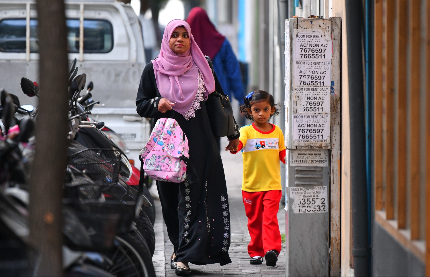 މާލެ: ޖެނުއަރީ 12، 2020: ދޮޅު މަސް ދުވަހުގެ ޗުއްޓީއަކަށް ފަހު ތައުލީމީ އާ އަހަރުގެ ކިޔެވުން ފެށުމާއެކު، ބެލެނިވެރިޔަކާއެކު ދަރިވަރަކު ސްކޫލަށްދަނީ.-- ފޮޓޯ: ނިޝާން އަލީ /މިހާރު