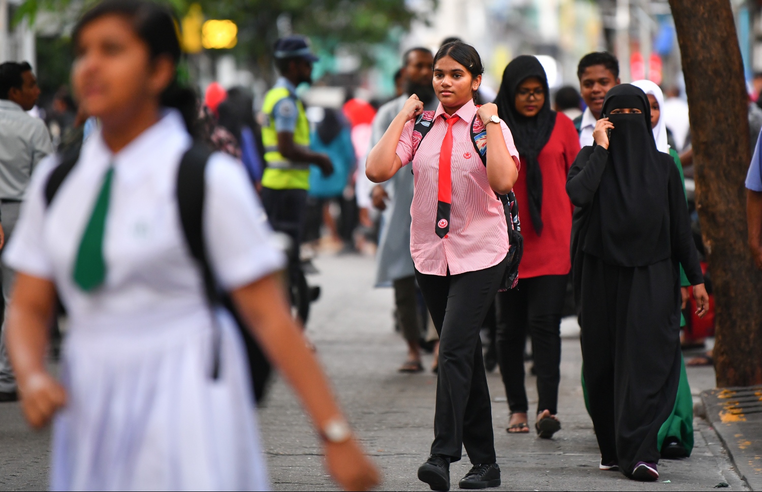 މާލެ: ޖެނުއަރީ 12، 2020: ދޮޅު މަސް ދުވަހުގެ ޗުއްޓީއަކަށް ފަހު ތައުލީމީ އާ އަހަރުގެ ކިޔެވުން ފެށުމާއެކު، އަމީނިއްޔާ އަދި އިސްކަންދަރު ސްކޫލުގެ ދަރިވަރުންތަކެއް ސްކޫލައްދަނީ.-- ފޮޓޯ: ނިޝާން އަލީ /މިހާރު