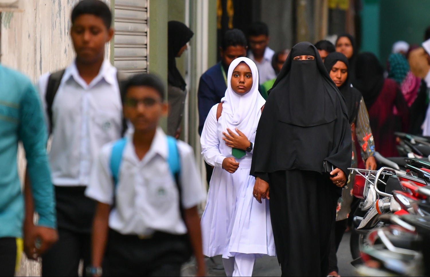 މާލެ: ޖެނުއަރީ 12، 2020: ދޮޅު މަސް ދުވަހުގެ ޗުއްޓީއަކަށް ފަހު ތައުލީމީ އާ އަހަރުގެ ކިޔެވުން ފެށުމާއެކު، ދަރިވަރުންތަކެއް ސްކޫލައްދަނީ.-- ފޮޓޯ: ނިޝާން އަލީ /މިހާރު