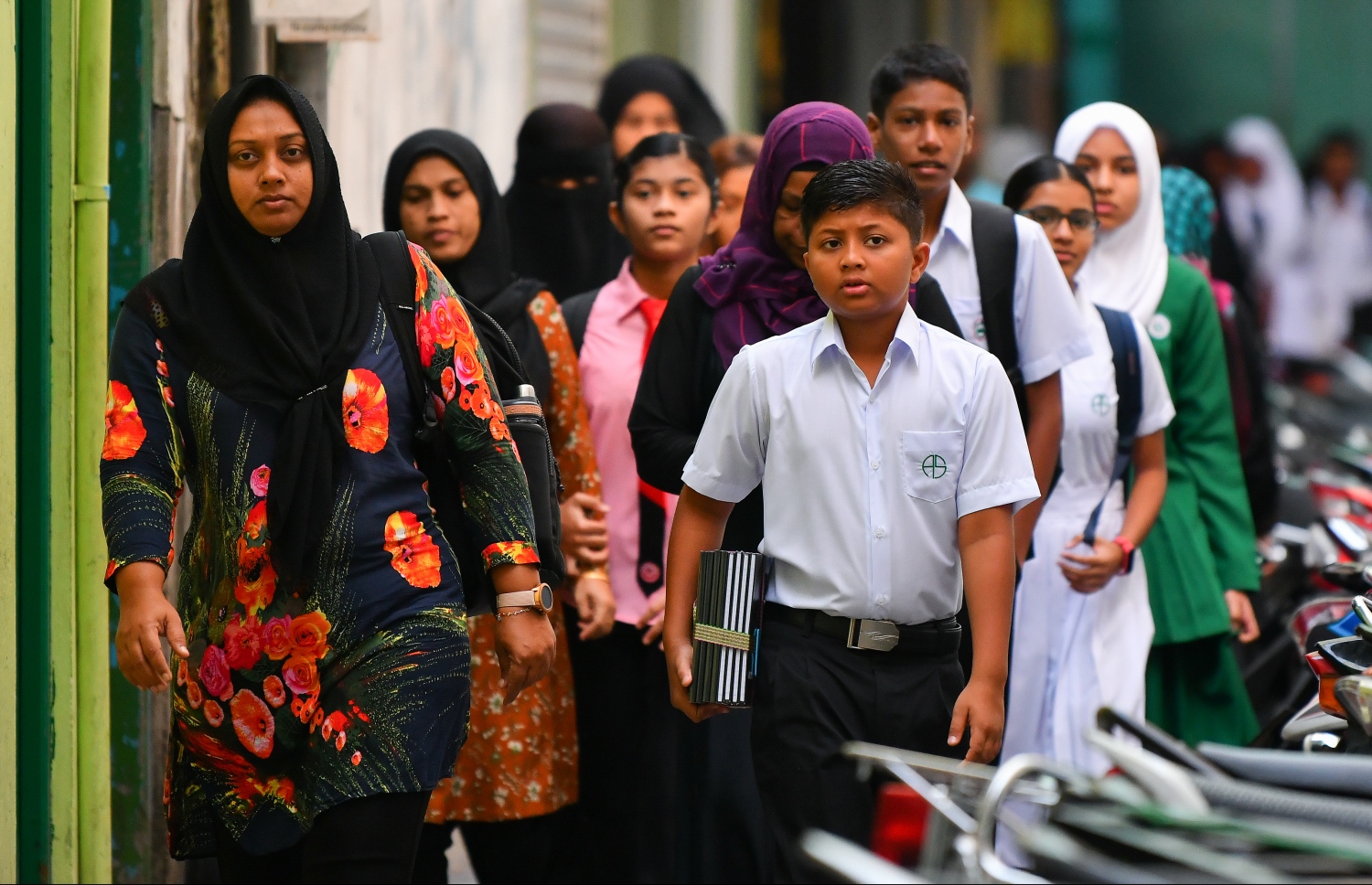 މާލެ: ޖެނުއަރީ 12، 2020: ދޮޅު މަސް ދުވަހުގެ ޗުއްޓީއަކަށް ފަހު ތައުލީމީ އާ އަހަރުގެ ކިޔެވުން ފެށުމާއެކު،  ދަރިވަރުންތަކެއް ސްކޫލައްދަނީ.-- ފޮޓޯ: ނިޝާން އަލީ /މިހާރު