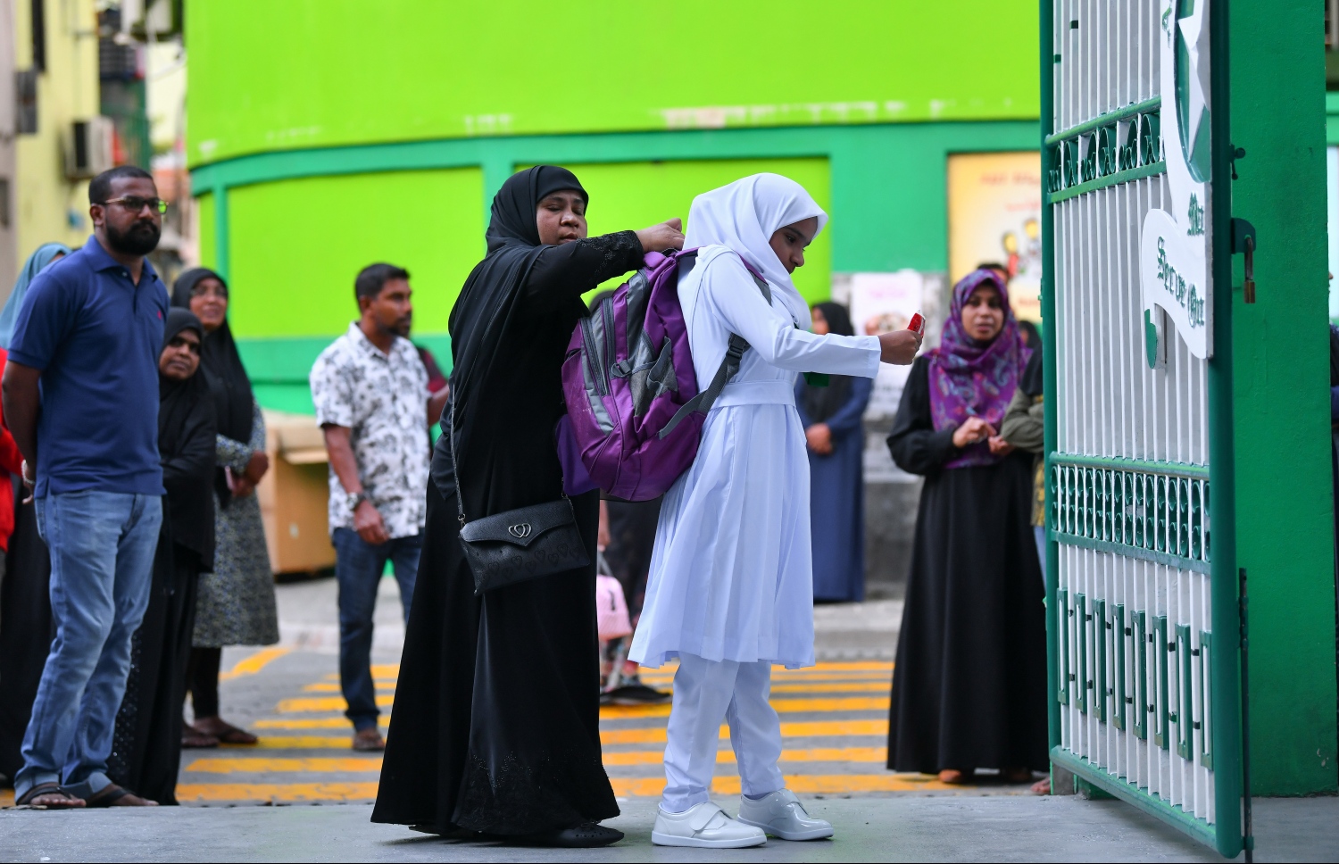 މާލެ: ޖެނުއަރީ 12، 2020: ދޮޅު މަސް ދުވަހުގެ ޗުއްޓީއަކަށް ފަހު ތައުލީމީ އާ އަހަރުގެ ކިޔެވުން ފެށުމާއެކު، ދަރިވަރަކު ސްކޫލަށް ވަންނަނީ.-- ފޮޓޯ: ނިޝާން އަލީ /މިހާރު