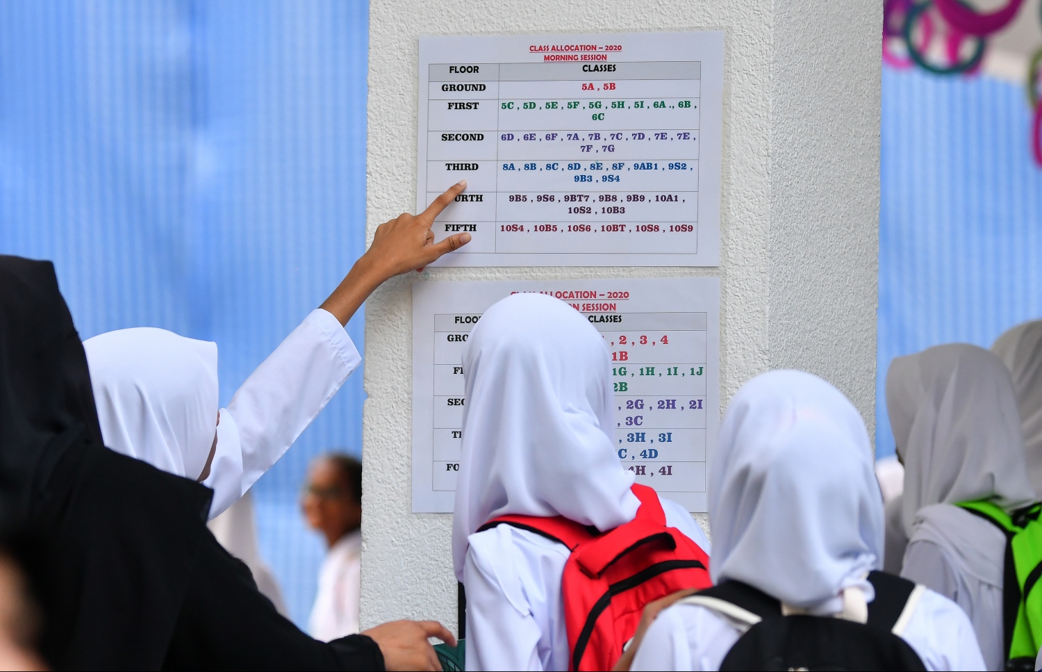 މާލެ: ޖެނުއަރީ 12، 2020: ދޮޅު މަސް ދުވަހުގެ ޗުއްޓީއަކަށް ފަހު ތައުލީމީ އާ އަހަރުގެ ކިޔެވުން ފެށުމާއެކު، ސްކޫލެއްގެ ދަރިވަރުންތަކެއް ނޯޓިސްބޯޑުގައި ތަތްކޮށްފައިވާ ޓައިމް ޓޭބަލްއެއް ބަލަނީ-- ފޮޓޯ: ނިޝާން އަލީ /މިހާރު