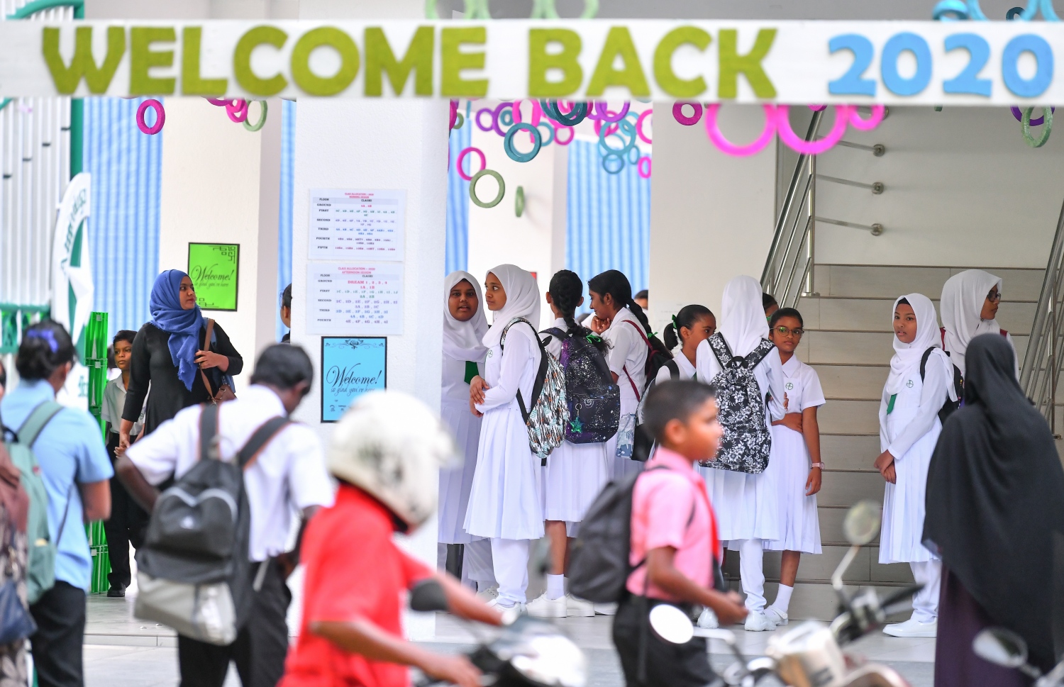 މާލެ: ޖެނުއަރީ 12، 2020: ދޮޅު މަސް ދުވަހުގެ ޗުއްޓީއަކަށް ފަހު ތައުލީމީ އާ އަހަރުގެ ކިޔެވުން ފެށުމާއެކު، ދަރިވަރުންތަކެއް ސްކޫލެއްގެ ގޯތިތެރޭގައި މަޑުކޮށްލައިގެން.-- ފޮޓޯ: ނިޝާން އަލީ /މިހާރު