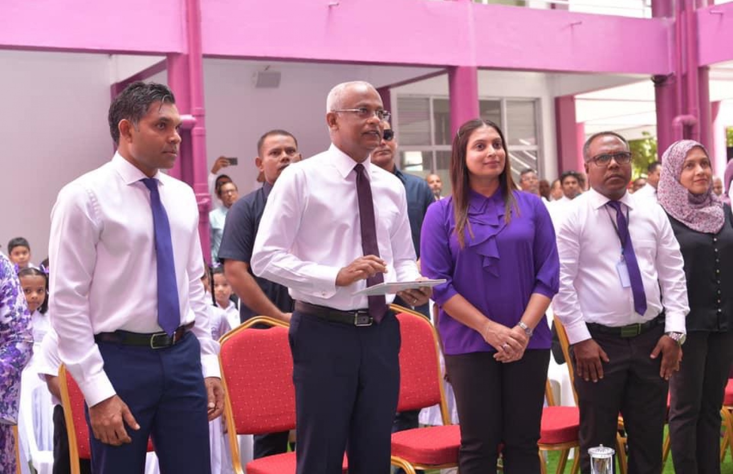 ރައީސް އިބްރާހިމް މުހައްމަދު ސޯލިހު އިއްޒުއްދީން ސްކޫލު ހުޅުވައިދެއްވާއިރު، ނައިބު ރައީސް ފައިސަލް ނަސީމް އަދި އެޑިއުކޭޝަން މިނިސްޓަރު ޑރ. އައިޝަތު އަލީ އެމަނިކުފާނުގެ އަރިހުގައި މަޑުކޮށްލައްވައިގެން-.- ފޮޓޯ: ރައީސް އޮފީސް