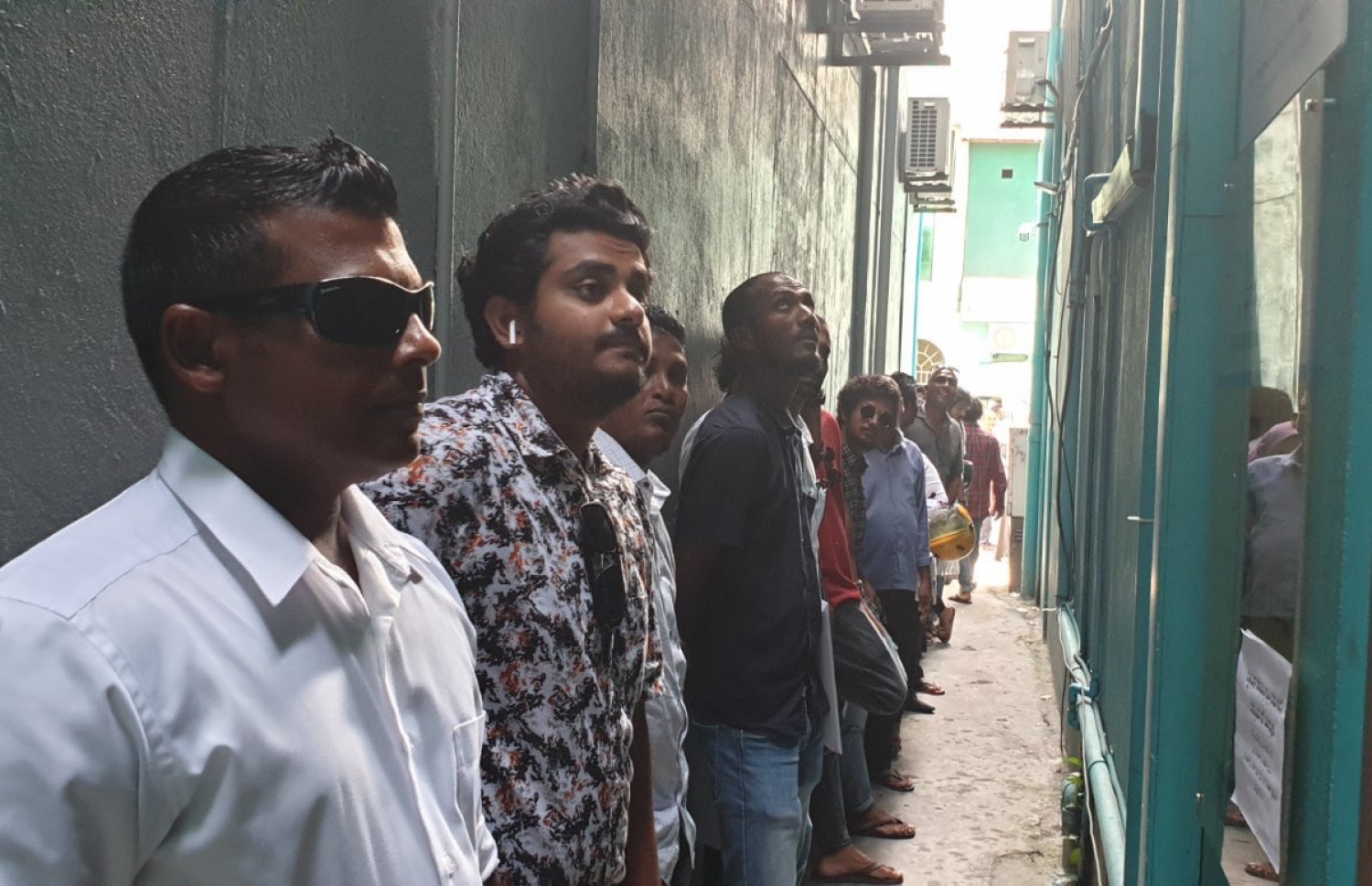 ލޯކަލް ކައުންސިލް އިންތިހާބަށް އެމްޑީޕީން ބާއްވާ ޕްރައިމަރީގައި ބައިވެރިވާން ފޯމްލާން ގޮސްތިބި ބަޔަކު އެޕާޓީގެ އޮފީސް ކައިރީގައި ކިއު ހަދާފައި