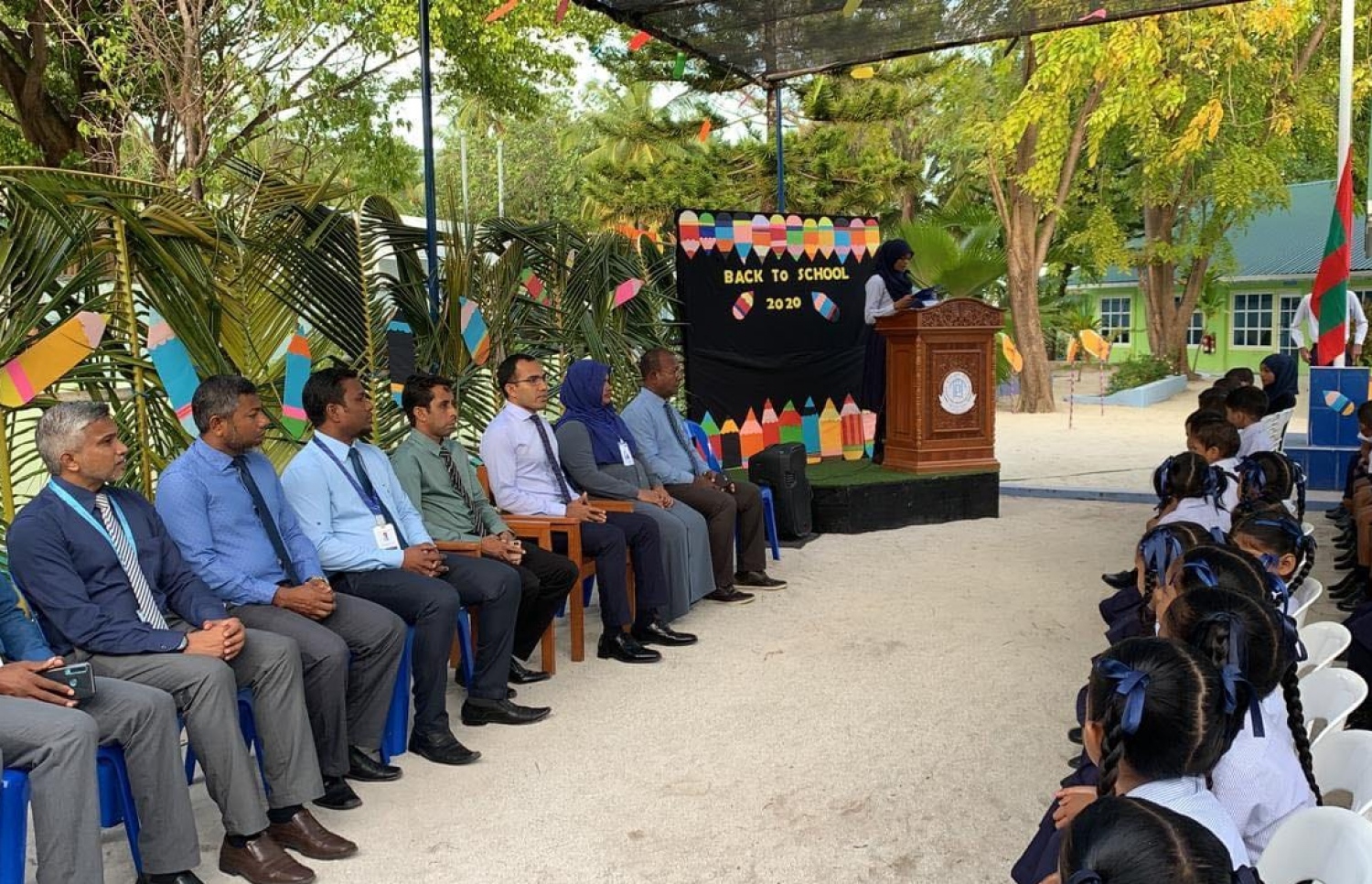 އއ. ރަސްދޫ: ޖެނުއަރީ 12، 2020: ދޮޅު މަސް ދުވަހުގެ ޗުއްޓީއަކަށް ފަހު ތައުލީމީ އާ އަހަރުގެ ކިޔެވުން ފެށުމާއެކު، ދަރިވަރުންނަށް ހިތްވަރު ދިނުމުގެ މެސެޖާއެކު ކޮމިއުނިކޭޝަން މިނިސްޓަރު މަލީހް ޖަމާލް ރަސްދޫ ސްކޫލުގެ ދަރިވަރުންނާއެކު އެސެމްބްލީގައި ބައިވެރިވެ ވަޑައިގަންނަވަނީ.