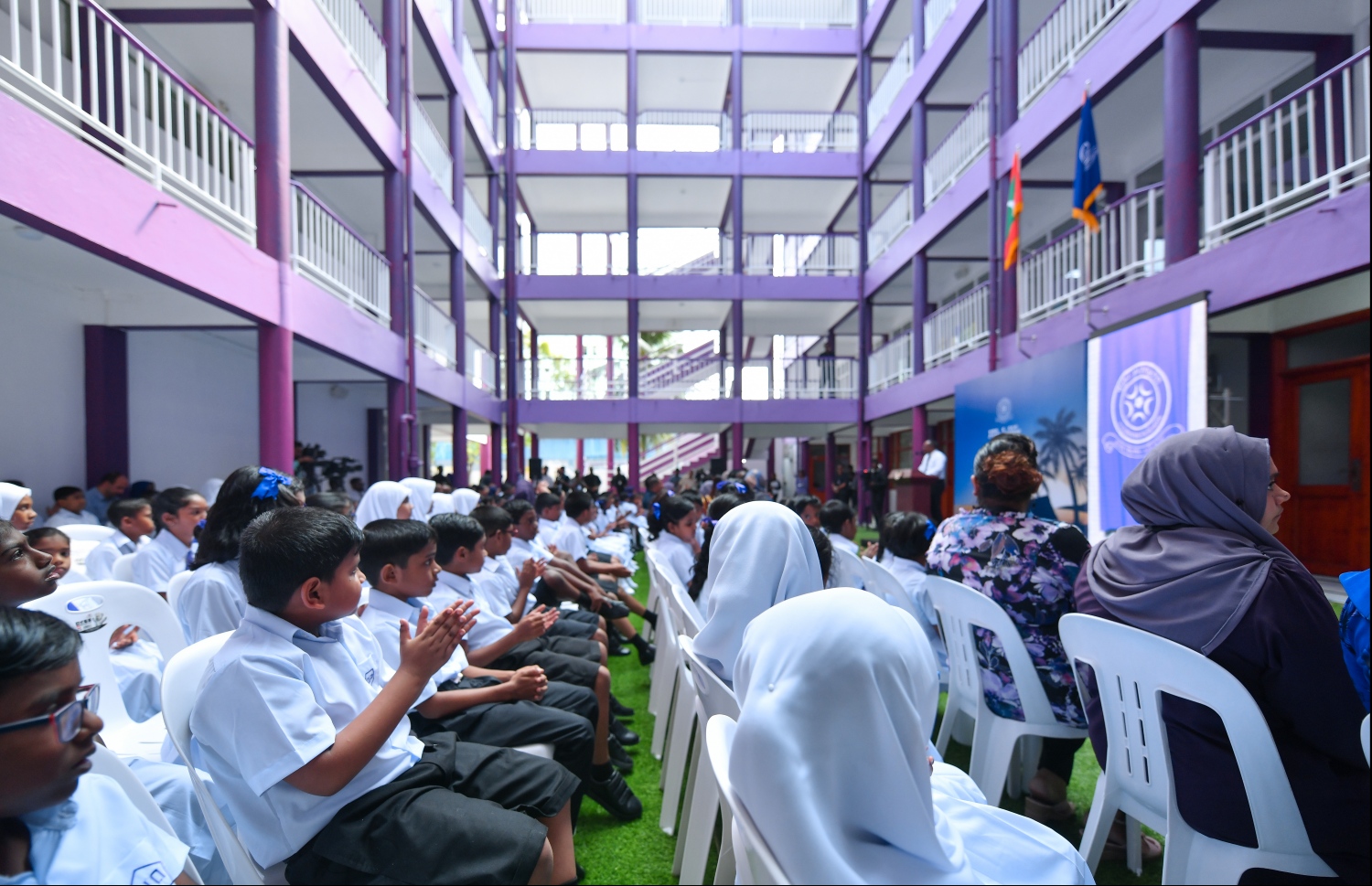 މާލެ: ޖެނުއަރީ 12، 2020: މިއަހަރު އަލަށް ކިޔަވައިދޭން ފެށި އިއްޒުއްދީން ސްކޫލު ހުޅުވުމަށް ބޭއްވި ރަސްމިއްޔާތުގައި، އެ ސްކޫލުގެ ދަރިވަރުންތަކެއް ބައިވެރިވަނީ.-- ފޮޓޯ؛ ހުސެން ވަހީދު /މިހާރު