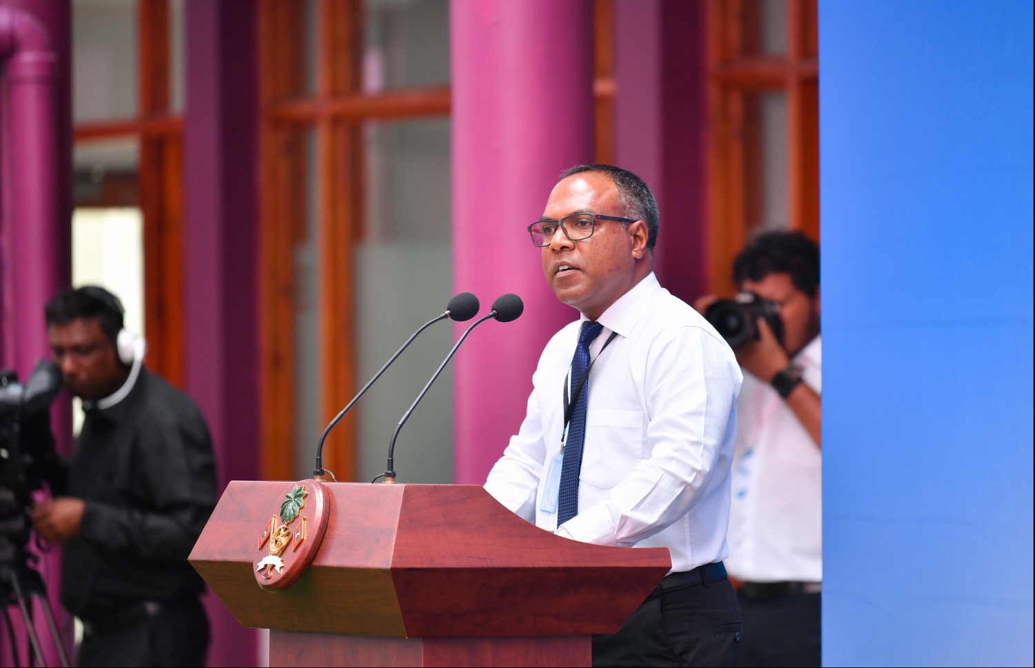 މާލެ: ޖެނުއަރީ 12، 2020: މިއަހަރު އަލަށް ކިޔަވައިދޭން ފެށި އިއްޒުއްދީން ސްކޫލު ހުޅުވުމަށް ބޭއްވި ރަސްމިއްޔާތުގައި އެ ސްކޫލުގެ ޕްރިންސިޕަލް އިސްމާއިލް ނަސީރު ވާހަކަ ދައްކަވަނީ.-- ފޮޓޯ؛ ހުސެން ވަހީދު /މިހާރު