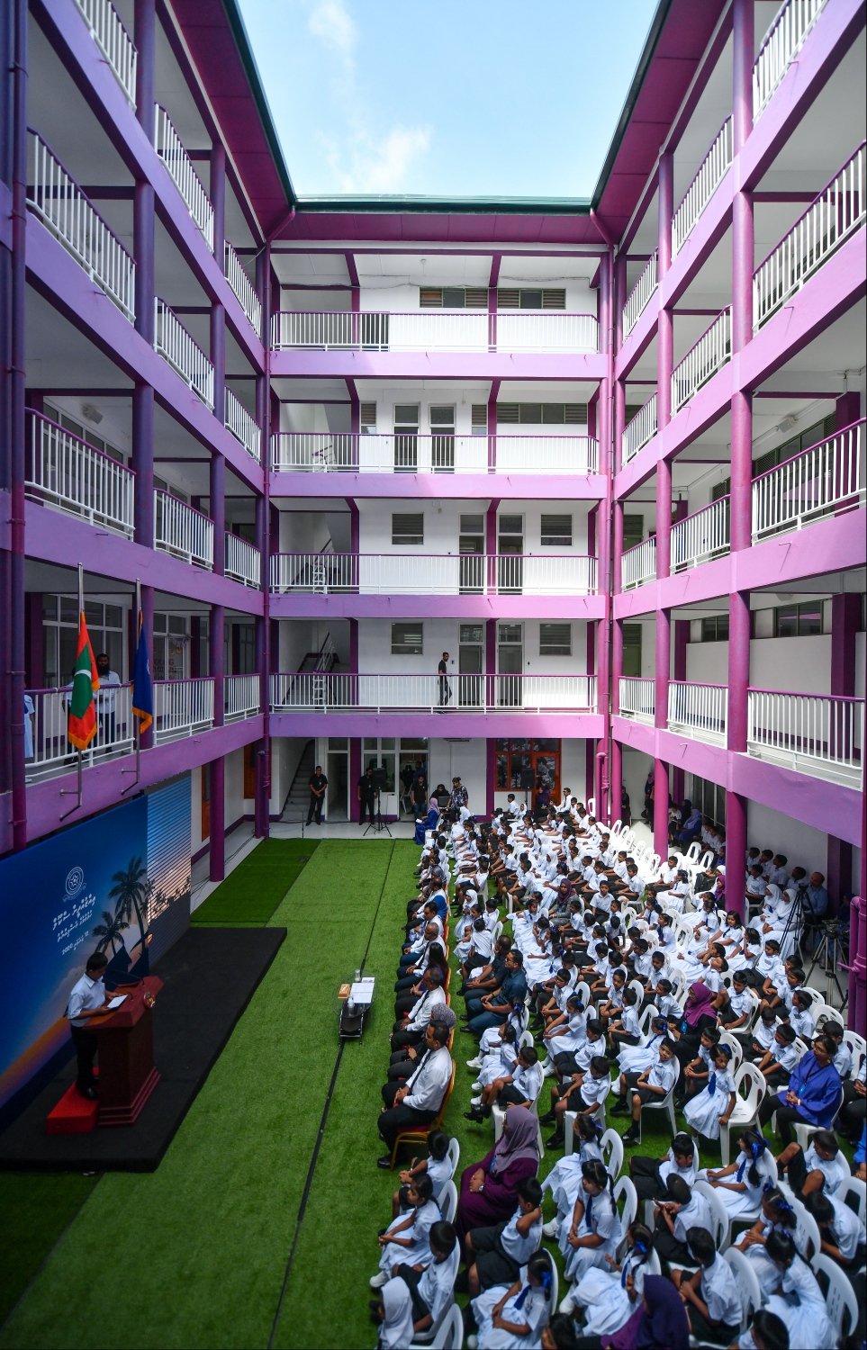 މާލެ: ޖެނުއަރީ 12، 2020: މިއަހަރު އަލަށް ކިޔަވައިދޭން ފެށި އިއްޒުއްދީން ސްކޫލު ހުޅުވުމަށް ބޭއްވި ރަސްމިއްޔާތުގައި، އެ ސްކޫލުގެ ދަރިވަރުންތަކެއް ބައިވެރިވަނީ.-- ފޮޓޯ؛ ހުސެން ވަހީދު /މިހާރު