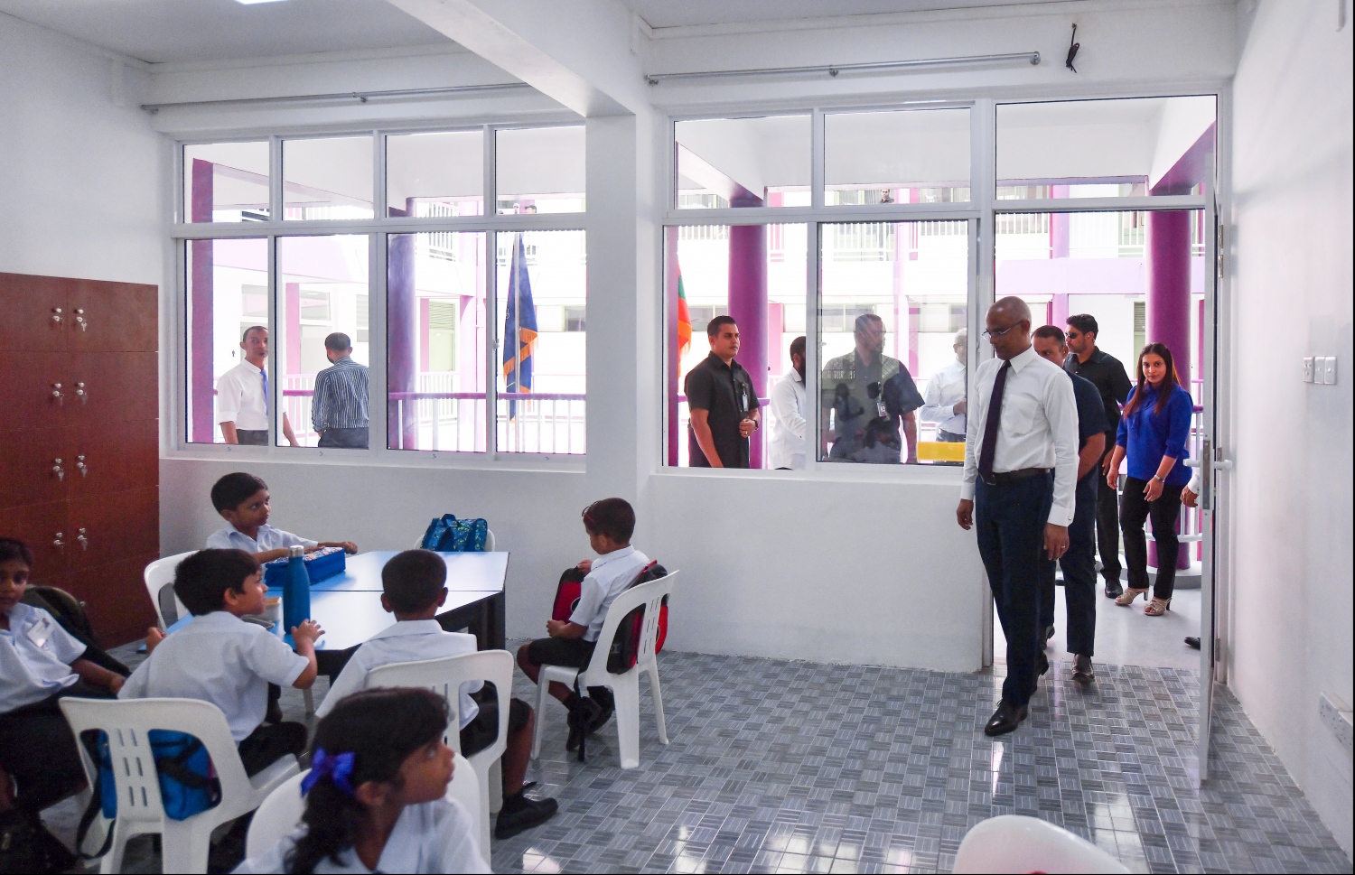 މާލެ: ޖެނުއަރީ 12، 2020: މިއަހަރު އަލަށް ކިޔަވައިދޭން ފެށި އިއްޒުއްދީން ސްކޫލު ހުޅުވުމަށް ބޭއްވި ރަސްމިއްޔާތަށްފަހު، ރައީސް އިބްރާހިމް މުހައްމަދު ސޯލިހު އެ ސްކޫލުގެ ކްލާސް ރޫމުތަކަށް ޒިޔާރާތް ކުރައްވަނީ.-- ފޮޓޯ؛ ހުސެން ވަހީދު /މިހާރު