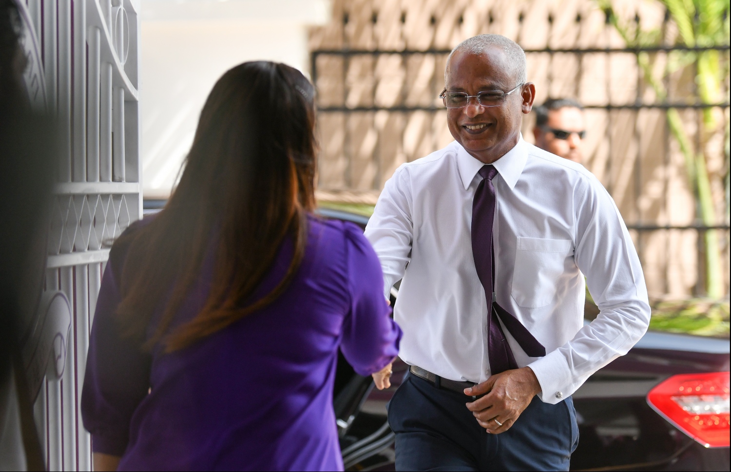 މާލެ: ޖެނުއަރީ 12، 2020: މިއަހަރު އަލަށް ކިޔަވައިދޭން ފެށި އިއްޒުއްދީން ސްކޫލު ހުޅުވުމަށް ބޭއްވި ރަސްމިއްޔާތުގައި ބައިވެރިވެ ވަޑައިގަތުމަށް ރައީސް އިބްރާހިމް މުހައްމަދު ސޯލިހު ވަޑައިގަތުމުން، އެޑިއުކޭޝަން މިނިސްޓަރު އައިޝަތު އަލީ އެމަނިކުފާނަށް މަރުހަބާ ދަންނަވަނީ.-- ފޮޓޯ؛ ހުސެން ވަހީދު /މިހާރު