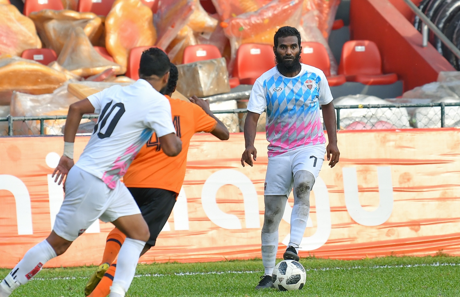 ޓީސީގެ ދަގަނޑޭ (ކ) އީގަލްސް ކުޅުންތެރިއަކު ކައިރިން ބޯޅަ ހިފައިގެންދާން މަސައްކަތްކުރަނީ. -- ފޮޓޯ: ނިޝާން އަލީ/ މިހާރު