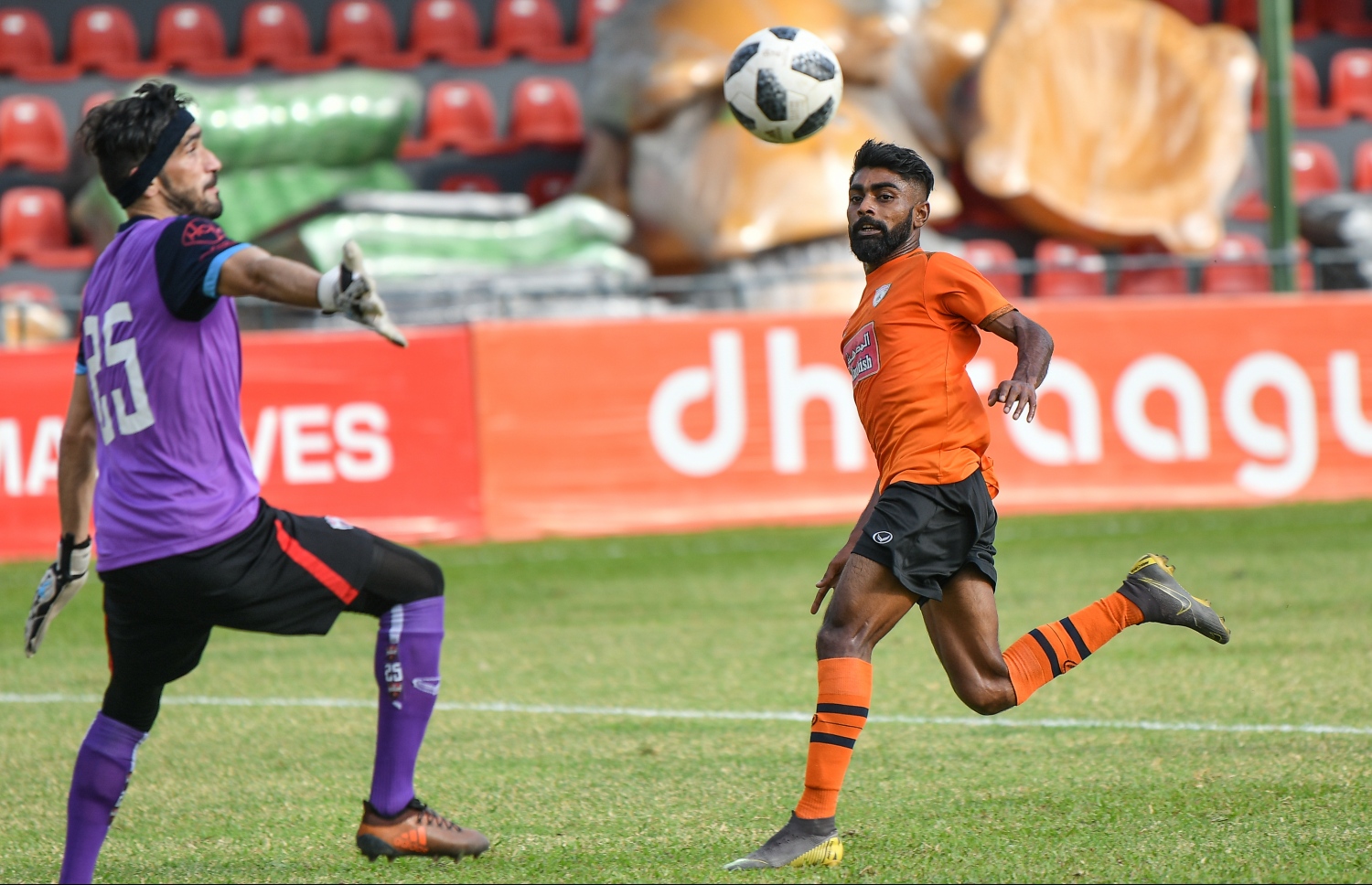 ދިރާގު ދިވެހި ޕްރިމިއާ ލީގުގައި ޓީސީ އާއި އީގަލްސް ކުޅެނީ: ފުޓްބޯޅައިގެ ފޯރިވަނީ ކެނޑިފައި. --ފޮޓޯ: ނިޝާން އަލީ/ މިހާރު