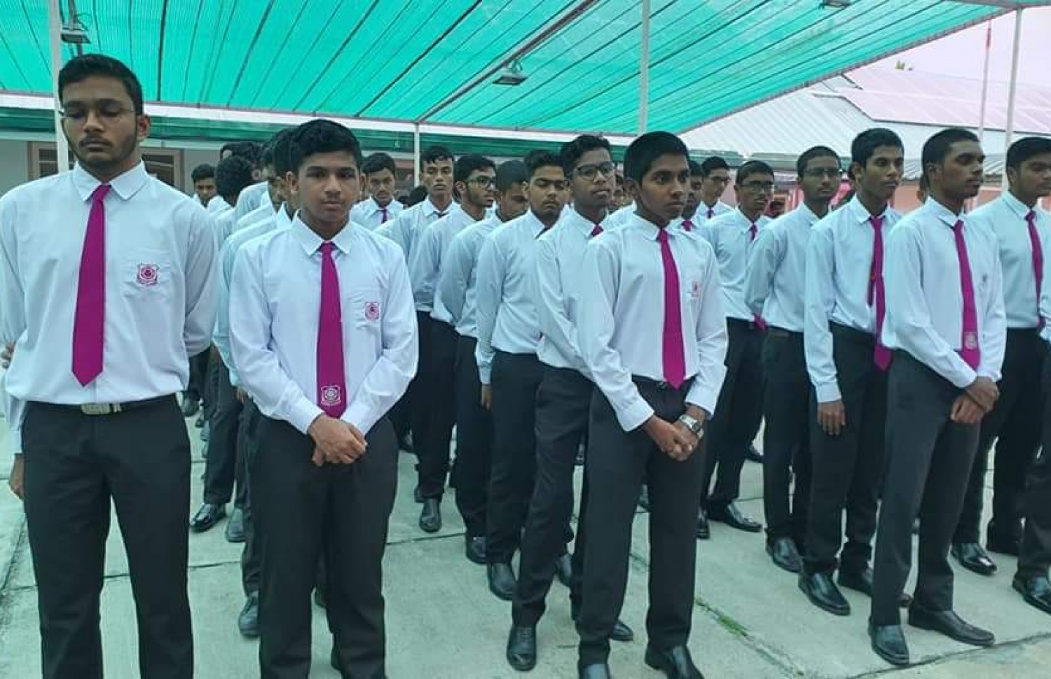 ސްކޫލެއްގެ ދަރިވަރުންތަކެއް އެސެމްބްލީގައި.--