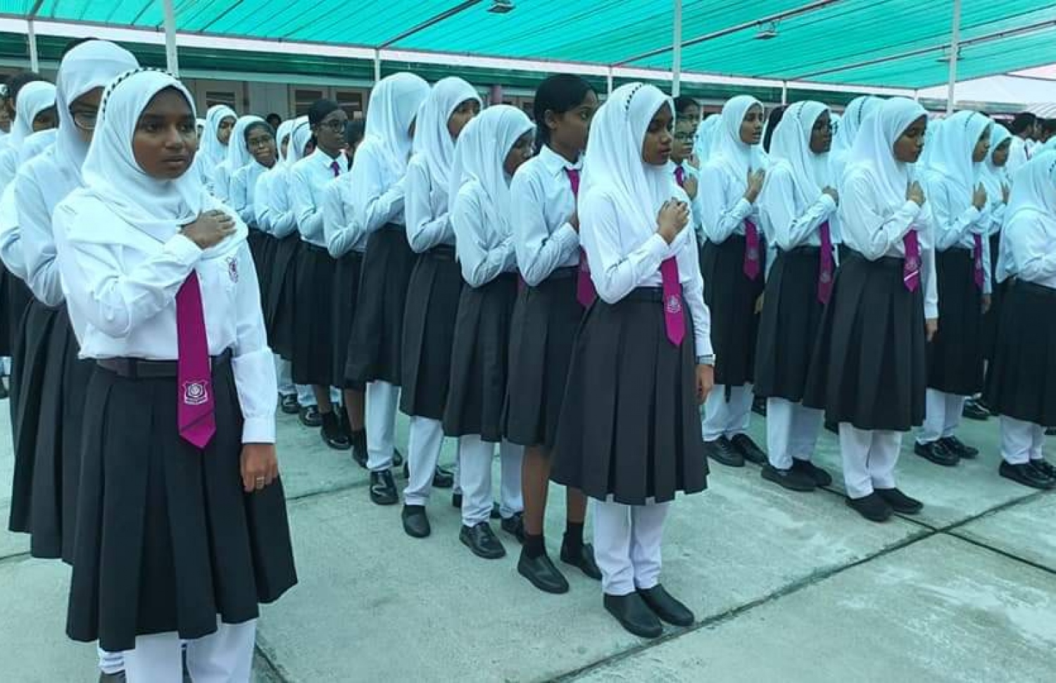 ދިރާސީ އާ އަހަރުގެ ކިޔެވުން ފެށުމަށް އައްޑޫ ހައި ސްކޫލުގައި އިއްޔެ ބޭއްވި ރަސްމިއްޔާތުގައި ބައިވެރިވި ބައެއް ދަރިވަރުން.-- ފޮޓޯ: އައްޑޫ ހައި ސްކޫލް