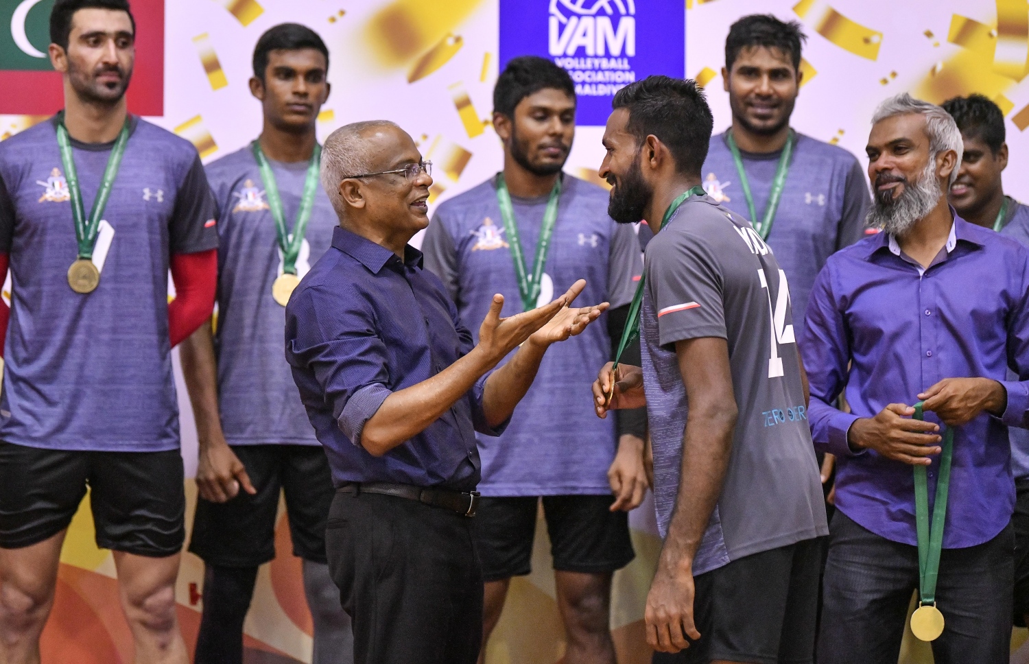 ގައުމީ މުބާރާތުގެ ނިންމުމުގެ ރަސްމިއްޔާތުގެ ތެރެއިން އެޑަމް (ކ) އަށް ރައީސް އިބްރާހިމް މުހައްމަދު ސޯލިހު މަރުހަބާ ކިޔަނީ. -- ފޮޓޯ: ނިޝާން އަލީ/ މިހާރު