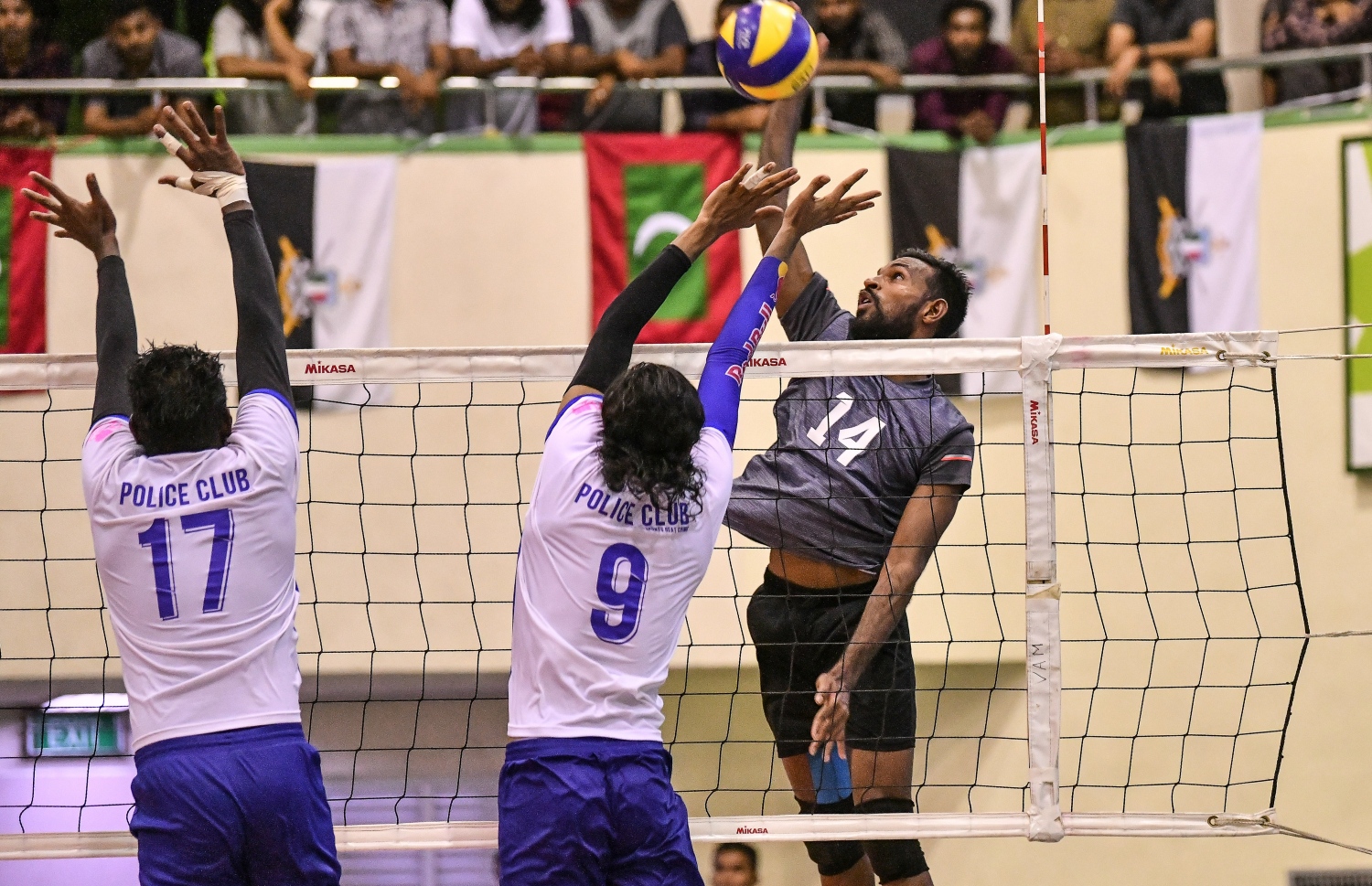 ސިފައިންގެ އެޑަމް (ކ) ޕޮލިހުގެ ކުޑަކާއްޓެ އާއި ބަޓިސް ކައިރިން ބޯޅަ ފޮނުވާލަނީ. -- ފޮޓޯ: ނިޝާން އަލީ/ މިހާރު