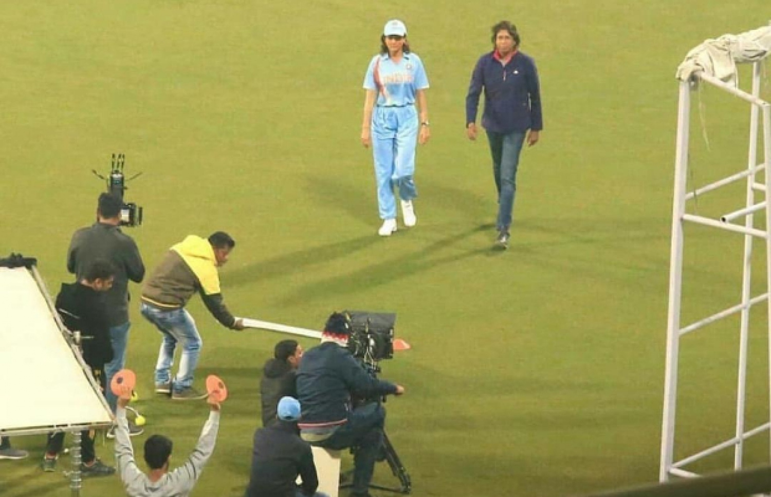 ޖޫލަންއާ އެކު އަނުޝްކާ ފިލްމުގެ ޝޫޓިންގައި.