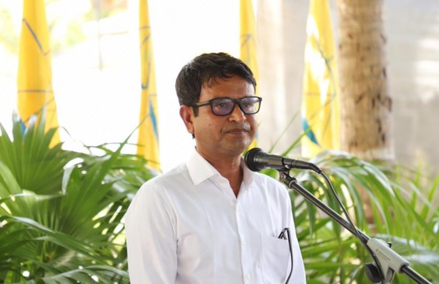 ހއ. ހޯރަފުށި: ޖެނުއަރީ 13، 2020: ލޯކަލް ކައުންސިލް އިންތިޚާބުގެ ކެމްޕޭނަށް އެމްޑީޕީގެ އިސްވެރިން ތިލަދުންމައްޗަށް ކުރައްވާ ދަތުރުގައި ހޯރަފުށީގައި ބޭއްވި ހަފުލާގައި މަޖިލިސް މެމްބަރު ސަލީމް ވާހަކަ ދައްކަވަނީ.-- ފޮޓޯ: އެމްޑީޕީ