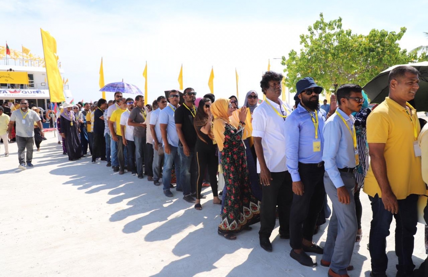 ހއ. ހޯރަފުށި: ޖެނުއަރީ 13، 2020: ލޯކަލް ކައުންސިލް އިންތިޚާބުގެ ކެމްޕޭނަށް އެމްޑީޕީގެ އިސްވެރިން ތިލަދުންމައްޗަށް ކުރައްވާ ދަތުރުގައި މަޖިލީހުގެ ރައީސް، ރައީސް މުހައްމަދު ނަޝީދު ހޯރަފުއްޓަށް ވަޑައިގަތުމުން އެރަށުގެ ބައެއް މީހުން އެމަނިކުފާނަށް މަރުހަބާ ދަންނަވަނީ.-- ފޮޓޯ: އެމްޑީޕީ