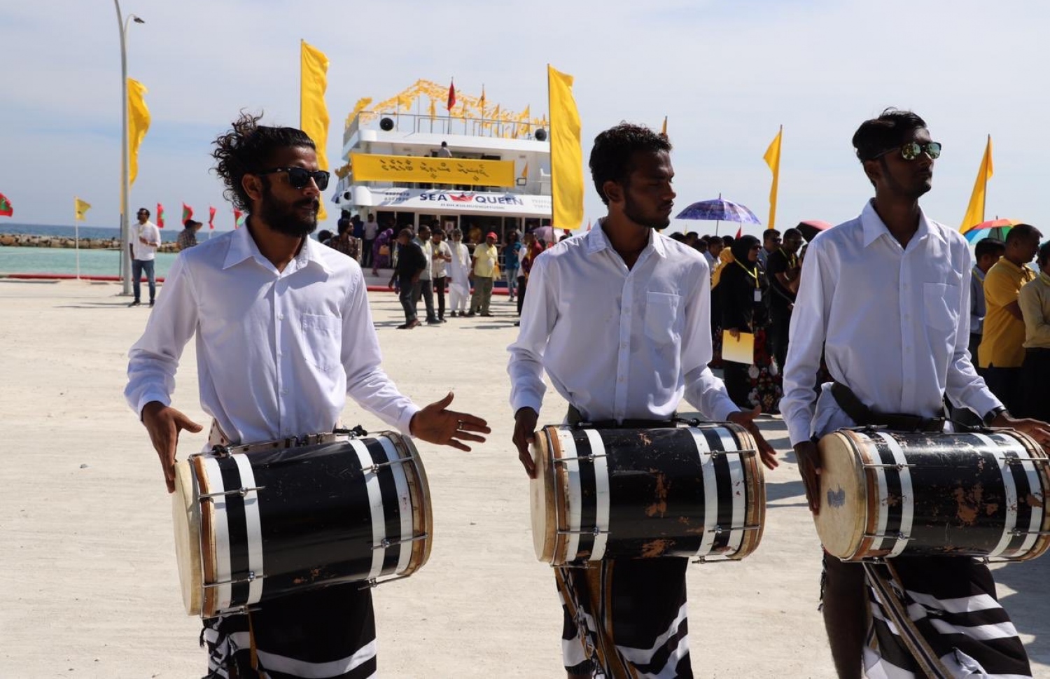 ހއ. ހޯރަފުށި: ޖެނުއަރީ 13، 2020: ލޯކަލް ކައުންސިލް އިންތިޚާބުގެ ކެމްޕޭނަށް އެމްޑީޕީގެ އިސްވެރިން ތިލަދުންމައްޗަށް ކުރައްވާ ދަތުރުގައި މަޖިލީހުގެ ރައީސް، ރައީސް މުހައްމަދު ނަޝީދު ހޯރަފުއްޓަށް ވަޑައިގަތުމުން އެރަށުގެ ބައެއް މީހުން އެމަނިކުފާނަށް މަރުހަބާ ދަންނަވަނީ.-- ފޮޓޯ: އެމްޑީޕީ