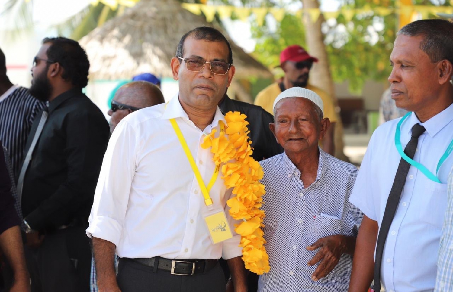 ހއ. ހޯރަފުށި: ޖެނުއަރީ 13، 2020: ލޯކަލް ކައުންސިލް އިންތިޚާބުގެ ކެމްޕޭނަށް އެމްޑީޕީގެ އިސްވެރިން ތިލަދުންމައްޗަށް ކުރައްވާ ދަތުރުގައި މަޖިލީހުގެ ރައީސް، ރައީސް މުހައްމަދު ނަޝީދު ހޯރަފުއްޓަށް ވަޑައިގަތުމުން އެރަށުގެ ބައެއް މީހުން އެމަނިކުފާނަށް މަރުހަބާ ދަންނަވަނީ.-- ފޮޓޯ: އެމްޑީޕީ