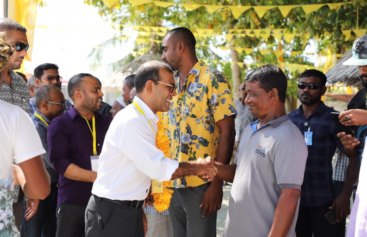 ހއ. ހޯރަފުށި: ޖެނުއަރީ 13، 2020: ލޯކަލް ކައުންސިލް އިންތިޚާބުގެ ކެމްޕޭނަށް އެމްޑީޕީގެ އިސްވެރިން ތިލަދުންމައްޗަށް ކުރައްވާ ދަތުރުގައި މަޖިލީހުގެ ރައީސް، ރައީސް މުހައްމަދު ނަޝީދު ހޯރަފުއްޓަށް ވަޑައިގަތުމުން އެރަށުގެ ބައެއް މީހުން އެމަނިކުފާނަށް މަރުހަބާ ދަންނަވަނީ.-- ފޮޓޯ: އެމްޑީޕީ