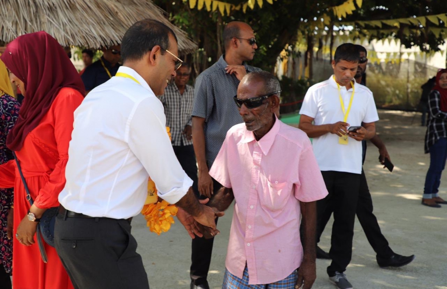 ހއ. ހޯރަފުށި: ޖެނުއަރީ 13، 2020: ލޯކަލް ކައުންސިލް އިންތިޚާބުގެ ކެމްޕޭނަށް އެމްޑީޕީގެ އިސްވެރިން ތިލަދުންމައްޗަށް ކުރައްވާ ދަތުރުގައި މަޖިލީހުގެ ރައީސް، ރައީސް މުހައްމަދު ނަޝީދު ހޯރަފުއްޓަށް ވަޑައިގަތުމުން އެރަށުގެ ބައެއް މީހުން އެމަނިކުފާނަށް މަރުހަބާ ދަންނަވަނީ.-- ފޮޓޯ: އެމްޑީޕީ