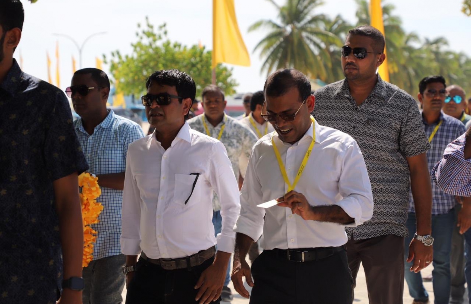 ހއ. ހޯރަފުށި: ޖެނުއަރީ 13، 2020: ލޯކަލް ކައުންސިލް އިންތިޚާބުގެ ކެމްޕޭނަށް އެމްޑީޕީގެ އިސްވެރިން ތިލަދުންމައްޗަށް ކުރައްވާ ދަތުރުގައި މަޖިލީހުގެ ރައީސް، ރައީސް މުހައްމަދު ނަޝީދު ހޯރަފުށީގައި.-- ފޮޓޯ: އެމްޑީޕީ