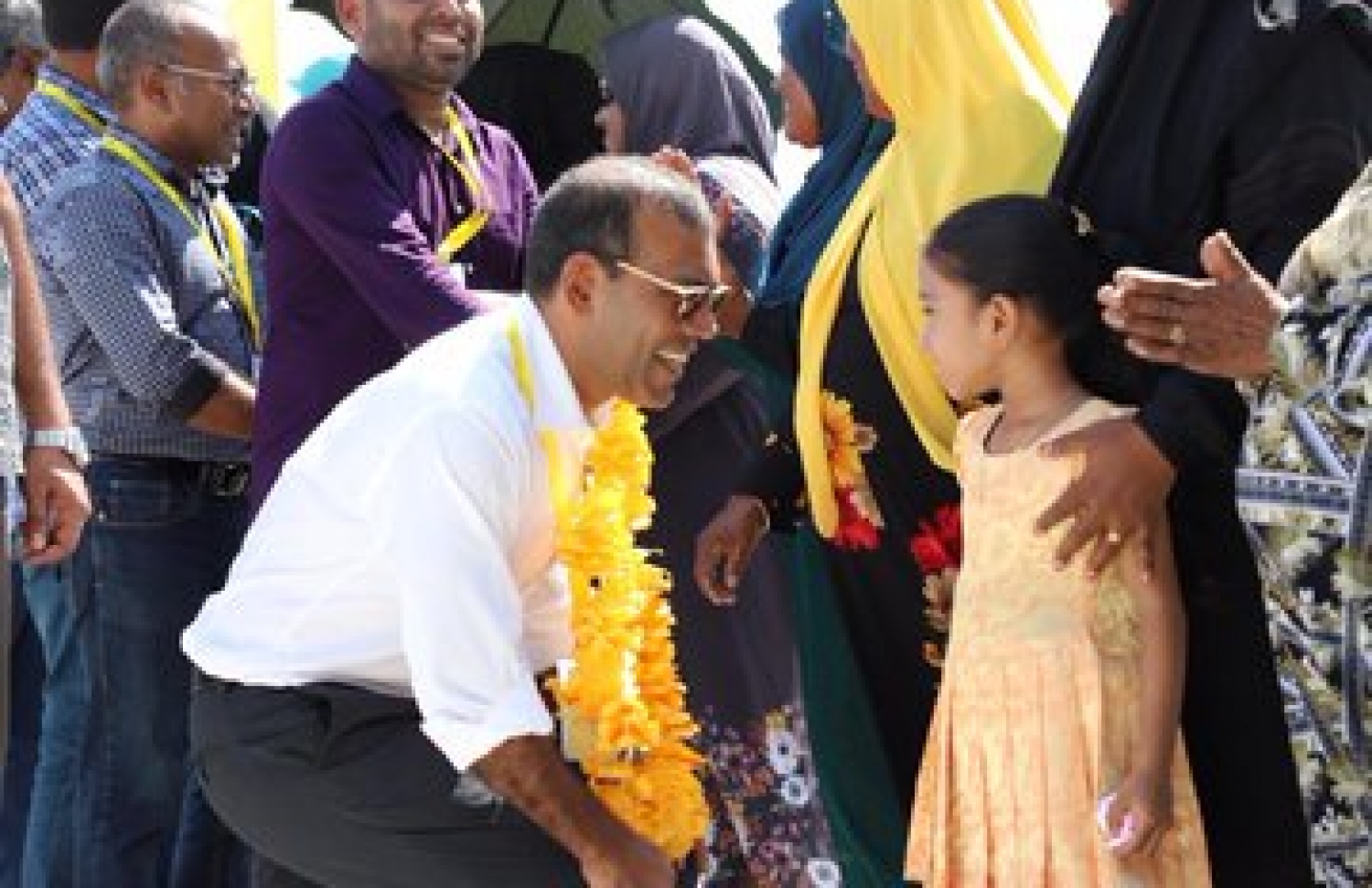 ހއ. ހޯރަފުށި: ޖެނުއަރީ 13، 2020: ލޯކަލް ކައުންސިލް އިންތިޚާބުގެ ކެމްޕޭނަށް އެމްޑީޕީގެ އިސްވެރިން ތިލަދުންމައްޗަށް ކުރައްވާ ދަތުރުގައި މަޖިލީހުގެ ރައީސް، ރައީސް މުހައްމަދު ނަޝީދު ހޯރަފުއްޓަށް ވަޑައިގަތުމުން އެރަށުގެ ބައެއް މީހުން އެމަނިކުފާނަށް މަރުހަބާ ދަންނަވަނީ.-- ފޮޓޯ: އެމްޑީޕީ