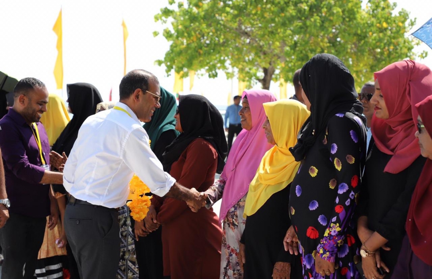 ހއ. ހޯރަފުށި: ޖެނުއަރީ 13، 2020: ލޯކަލް ކައުންސިލް އިންތިޚާބުގެ ކެމްޕޭނަށް އެމްޑީޕީގެ އިސްވެރިން ތިލަދުންމައްޗަށް ކުރައްވާ ދަތުރުގައި މަޖިލީހުގެ ރައީސް، ރައީސް މުހައްމަދު ނަޝީދު ހޯރަފުއްޓަށް ވަޑައިގަތުމުން އެރަށުގެ ބައެއް މީހުން އެމަނިކުފާނަށް މަރުހަބާ ދަންނަވަނީ.-- ފޮޓޯ: އެމްޑީޕީ