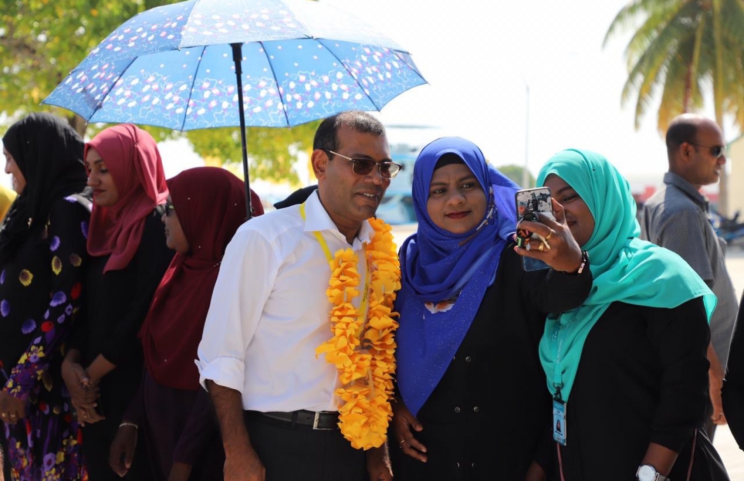 ހއ. ހޯރަފުށި: ޖެނުއަރީ 13، 2020: ލޯކަލް ކައުންސިލް އިންތިޚާބުގެ ކެމްޕޭނަށް އެމްޑީޕީގެ އިސްވެރިން ތިލަދުންމައްޗަށް ކުރައްވާ ދަތުރުގައި މަޖިލީހުގެ ރައީސް، ރައީސް މުހައްމަދު ނަޝީދު ހޯރަފުއްޓަށް ވަޑައިގެން އެރަށުގެ އަންހެން ކަނބަލުންތަކަކާއެކު ސެލްފީއެއް ނަގަނީ.-- ފޮޓޯ: އެމްޑީޕީ