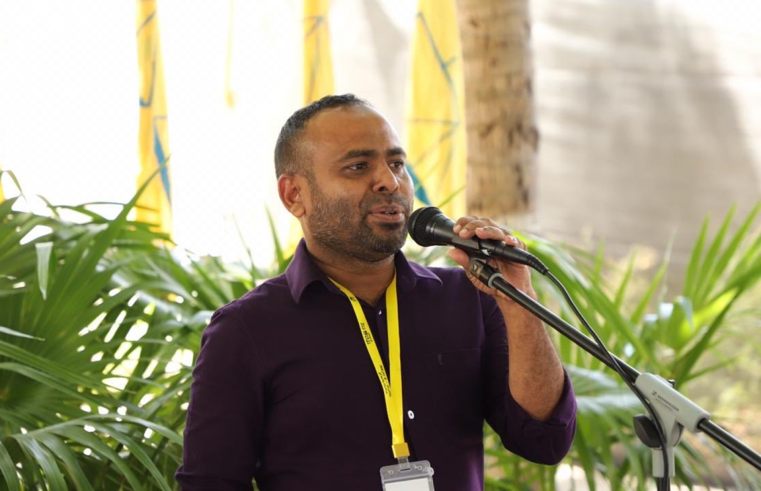 ހއ. ހޯރަފުށި: ޖެނުއަރީ 13، 2020: ލޯކަލް ކައުންސިލް އިންތިޚާބުގެ ކެމްޕޭނަށް އެމްޑީޕީގެ އިސްވެރިން ތިލަދުންމައްޗަށް ކުރައްވާ ދަތުރުގައި ހޯރަފުށީގައި ބޭއްވި ހަފުލާގައި އެ ދާއިރާގެ ރައީސް ޝައްމޫން ސައީދު ވާހަކަ ދައްކަވަނީ.-- ފޮޓޯ: އެމްޑީޕީ