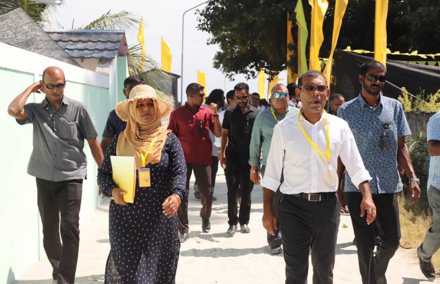 ހއ. ހޯރަފުށި: ޖެނުއަރީ 13، 2020: ލޯކަލް ކައުންސިލް އިންތިޚާބުގެ ކެމްޕޭނަށް އެމްޑީޕީގެ އިސްވެރިން ތިލަދުންމައްޗަށް ކުރައްވާ ދަތުރުގައި މަޖިލީހުގެ ރައީސް، ރައީސް މުހައްމަދު ނަޝީދު ދޮރުން ދޮރަށް ކުރައްވާ ކެމްޕޭނުގައި ހަރަކާތްތެރިވަނީ.-- ފޮޓޯ: އެމްޑީޕީ
