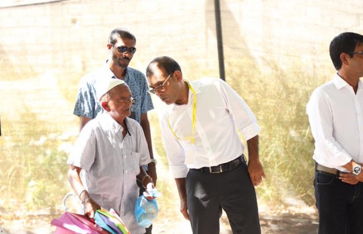 ހއ. ހޯރަފުށި: ޖެނުއަރީ 13، 2020: ލޯކަލް ކައުންސިލް އިންތިޚާބުގެ ކެމްޕޭނަށް އެމްޑީޕީގެ އިސްވެރިން ތިލަދުންމައްޗަށް ކުރައްވާ ދަތުރުގައި މަޖިލީގެ ރައީސް، ރައީސް މުހައްމަދު ނަޝީދު ދޮރުން ދޮރަށް ކުރައްވާ ކެމްޕޭނުގައި މީހަކާ ވާހަކަ ދައްކަވަނީ.-- ފޮޓޯ: އެމްޑީޕީ