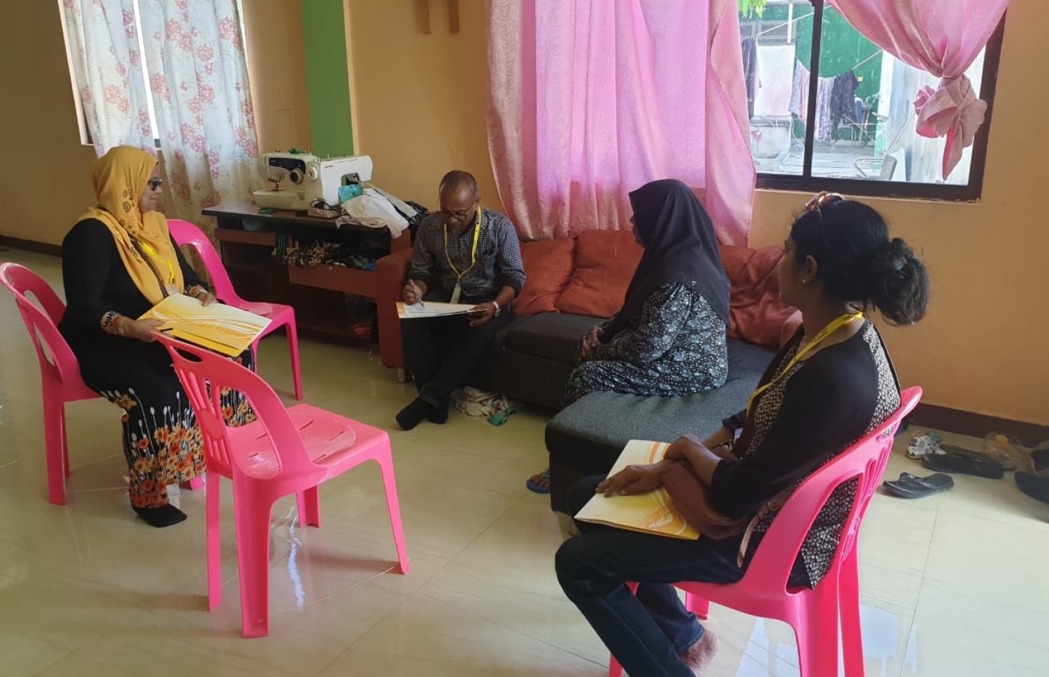 ހއ. ހޯރަފުށި: ޖެނުއަރީ 13، 2020: ލޯކަލް ކައުންސިލް އިންތިޚާބުގެ ކެމްޕޭނަށް އެމްޑީޕީގެ އިސްވެރިން ތިލަދުންމައްޗަށް ކުރަމުންދާ ދަތުރުގައި ދޮރުން ދޮރަށް ކެމްޕޭނު ކުރިއަށް ދަނީ-- ފޮޓޯ: އެމްޑީޕީ