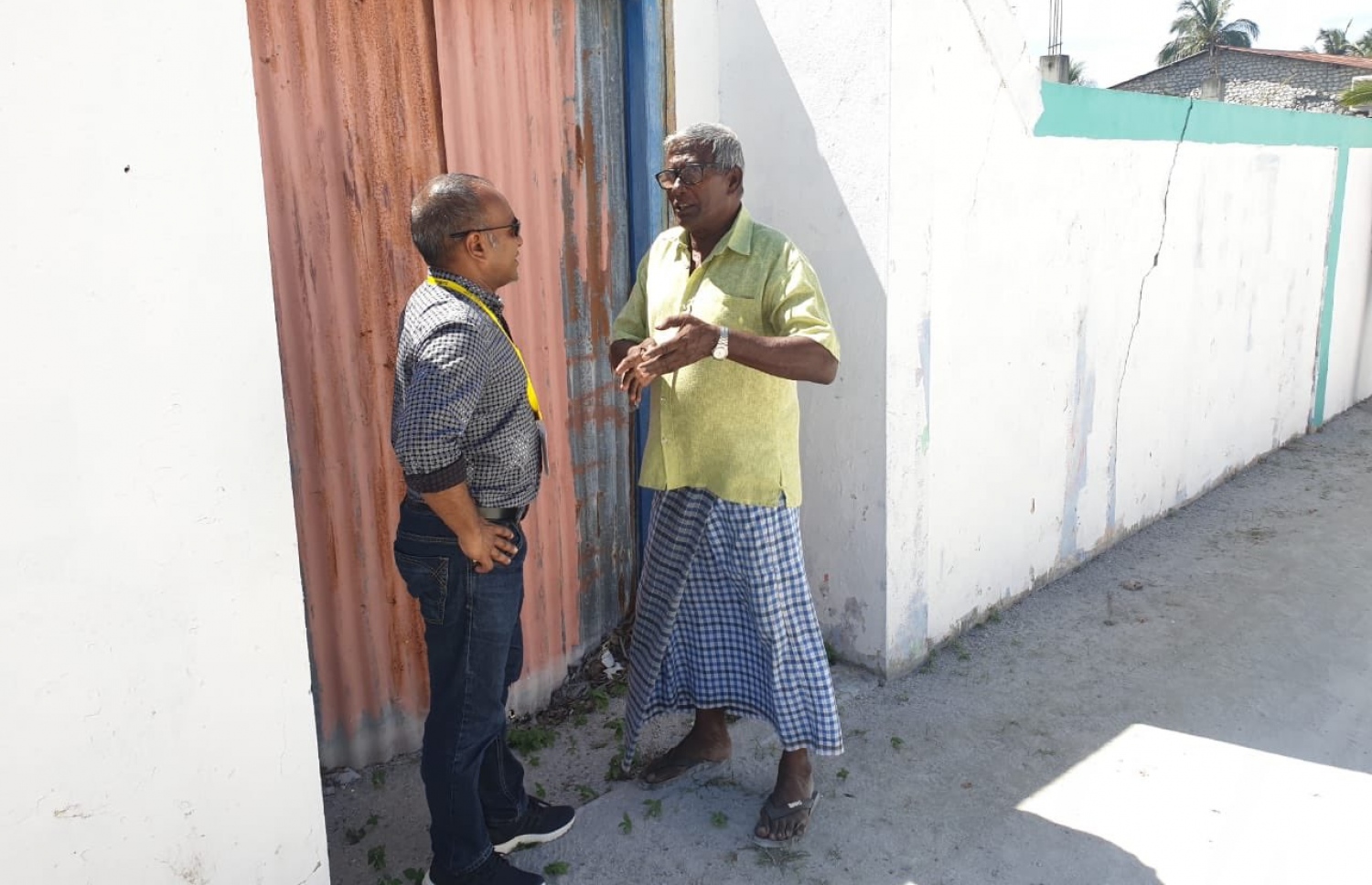 ހއ. ހޯރަފުށި: ޖެނުއަރީ 13، 2020: ލޯކަލް ކައުންސިލް އިންތިޚާބުގެ ކެމްޕޭނަށް އެމްޑީޕީގެ އިސްވެރިން ތިލަދުންމައްޗަށް ކުރަމުންދާ ދަތުރުގައި ދޮރުން ދޮރަށް ކެމްޕޭނު ކުރިއަށް ދަނީ.-- ފޮޓޯ: އެމްޑީޕީ