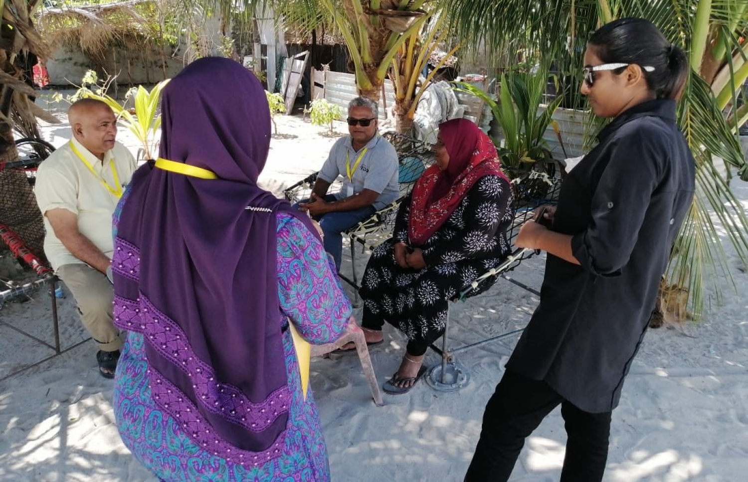 ހއ. ހޯރަފުށި: ޖެނުއަރީ 13، 2020: ލޯކަލް ކައުންސިލް އިންތިޚާބުގެ ކެމްޕޭނަށް އެމްޑީޕީގެ އިސްވެރިން ތިލަދުންމައްޗަށް ކުރަމުންދާ ދަތުރުގައި ދޮރުން ދޮރަށް ކުރާ ކެމްޕޭނުގައި ބަޔަކާ ވާހަކަ ދައްކަނީ.-- ފޮޓޯ: އެމްޑީޕީ
