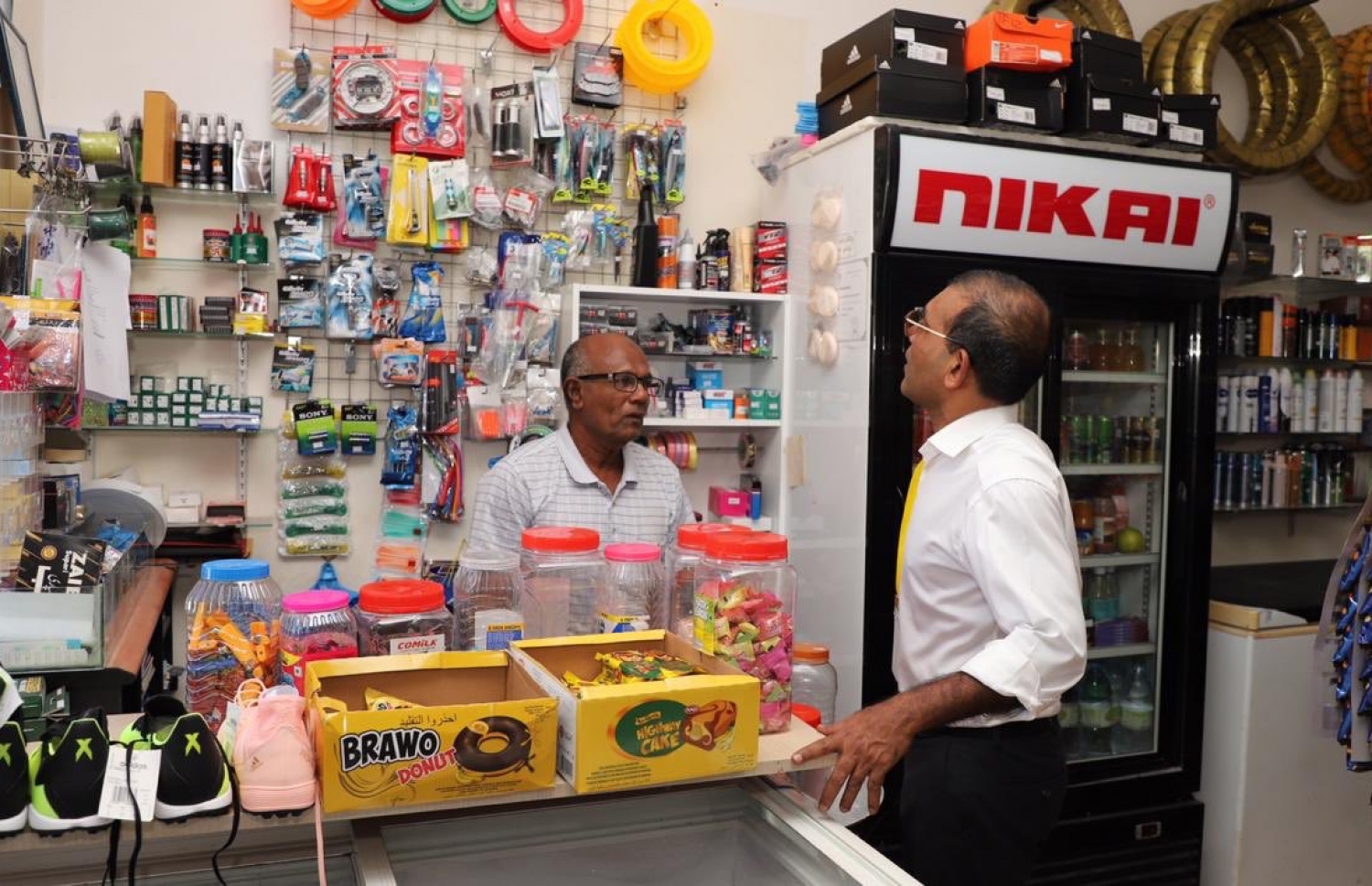 ހއ. ހޯރަފުށި: ޖެނުއަރީ 13، 2020: ލޯކަލް ކައުންސިލް އިންތިޚާބުގެ ކެމްޕޭނަށް އެމްޑީޕީގެ އިސްވެރިން ތިލަދުންމައްޗަށް ކުރައްވާ ދަތުރުގައި މަޖިލީގެ ރައީސް، ރައީސް މުހައްމަދު ނަޝީދު ދޮރުން ދޮރަށް ކުރައްވާ ކެމްޕޭނުގައި މީހަކާ ވާހަކަ ދައްކަވަނީ.-- ފޮޓޯ: އެމްޑީޕީ