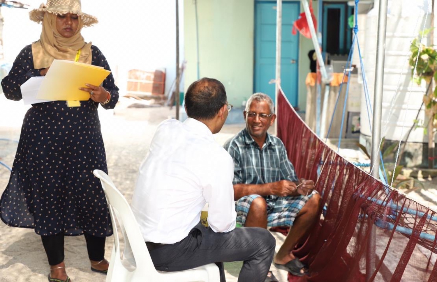 ހއ. ހޯރަފުށި: ޖެނުއަރީ 13، 2020: ލޯކަލް ކައުންސިލް އިންތިޚާބުގެ ކެމްޕޭނަށް އެމްޑީޕީގެ އިސްވެރިން ތިލަދުންމައްޗަށް ކުރައްވާ ދަތުރުގައި މަޖިލީގެ ރައީސް، ރައީސް މުހައްމަދު ނަޝީދު ދޮރުން ދޮރަށް ކުރައްވާ ކެމްޕޭނުގައި މީހަކާ ވާހަކަ ދައްކަވަނީ.-- ފޮޓޯ: އެމްޑީޕީ