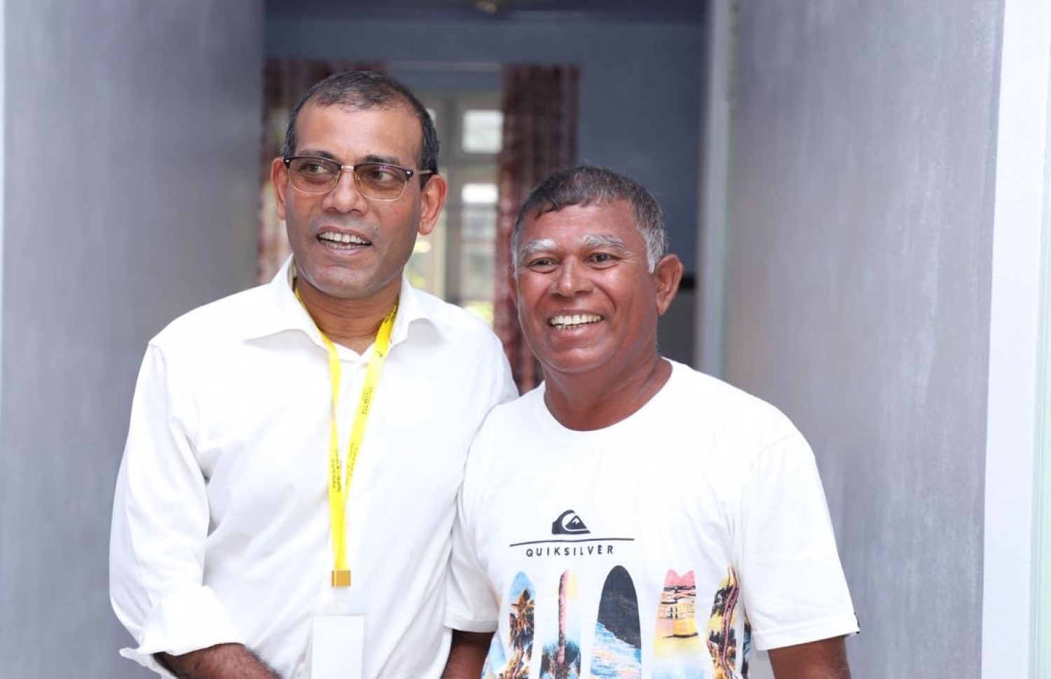 ހއ. ހޯރަފުށި: ޖެނުއަރީ 13، 2020: ލޯކަލް ކައުންސިލް އިންތިޚާބުގެ ކެމްޕޭނަށް އެމްޑީޕީގެ އިސްވެރިން ތިލަދުންމައްޗަށް ކުރައްވާ ދަތުރުގައި މަޖިލީގެ ރައީސް، ރައީސް މުހައްމަދު ނަޝީދު ހޯރަފުށި މީހަކާއެކު ފޮޓޯއަކަށް ހުއްޓިވަޑައިގެން.-- ފޮޓޯ: އެމްޑީޕީ