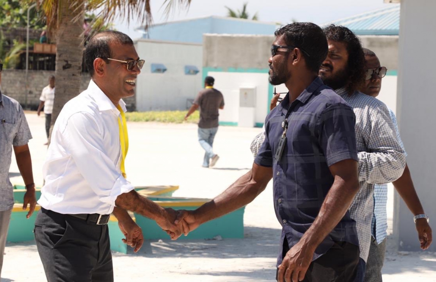 ހއ. ހޯރަފުށި: ޖެނުއަރީ 13، 2020: ލޯކަލް ކައުންސިލް އިންތިޚާބުގެ ކެމްޕޭނަށް އެމްޑީޕީގެ އިސްވެރިން ތިލަދުންމައްޗަށް ކުރައްވާ ދަތުރުގައި މަޖިލީގެ ރައީސް، ރައީސް މުހައްމަދު ނަޝީދާއި އެމަނިކުފާނުގެ ޓީމަށް، އެރަށުގެ ބައެއް މީހުން މަރުހަބާ ދަންނަވަނީ.-- ފޮޓޯ: އެމްޑީޕީ