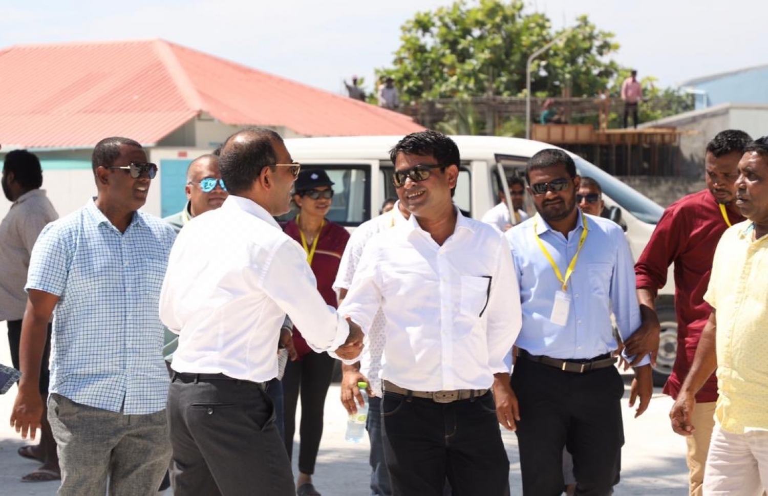 ހއ. ހޯރަފުށި: ޖެނުއަރީ 13، 2020: ލޯކަލް ކައުންސިލް އިންތިޚާބުގެ ކެމްޕޭނަށް އެމްޑީޕީގެ އިސްވެރިން ތިލަދުންމައްޗަށް ކުރައްވާ ދަތުރުގައި މަޖިލީގެ ރައީސް، ރައީސް މުހައްމަދު ނަޝީދާއި އެމަނިކުފާނުގެ ޓީމް އެ ރަށަށް ވަޑައިގަތުމުން، ހޯރަފުށި ދާއިރާގެ މެމްބަރު ސަލީމް މަރުހަބާ ދަންނަވަނީ.-- ފޮޓޯ: އެމްޑީޕީ