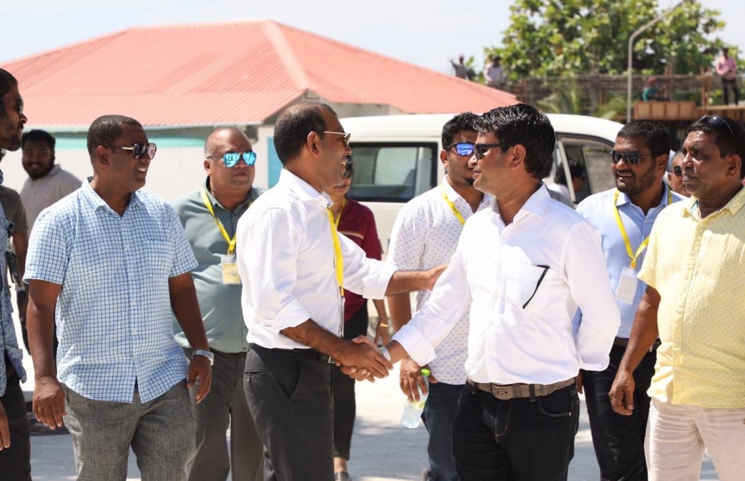 ހއ. ހޯރަފުށި: ޖެނުއަރީ 13، 2020: ލޯކަލް ކައުންސިލް އިންތިޚާބުގެ ކެމްޕޭނަށް އެމްޑީޕީގެ އިސްވެރިން ތިލަދުންމައްޗަށް ކުރައްވާ ދަތުރުގައި މަޖިލީގެ ރައީސް، ރައީސް މުހައްމަދު ނަޝީދާއި އެމަނިކުފާނުގެ ޓީމް އެ ރަށަށް ވަޑައިގަތުމުން، ހޯރަފުށި ދާއިރާގެ މެމްބަރު ސަލީމް މަރުހަބާ ދަންނަވަނީ.-- ފޮޓޯ: އެމްޑީޕީ