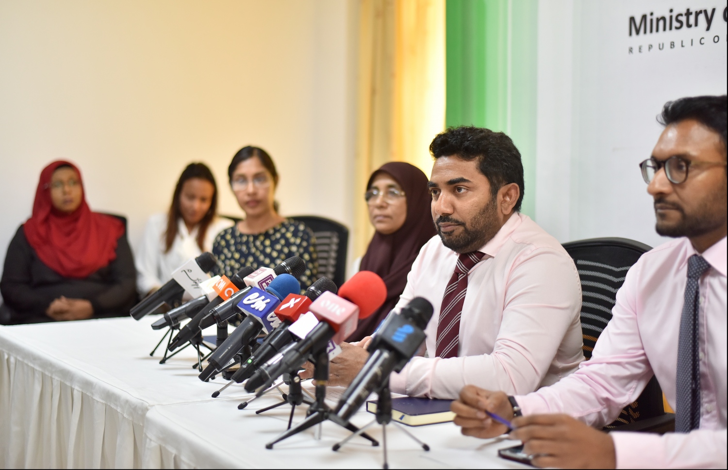 މިނިސްޓަރު އަމީން، ހެލްތު މިނިސްޓްރީ އާއި އެޗްޕީއޭ ބޭފުޅުންނާ އެކު ޕްރެސް ކޮންފަރެންސެއްގައި: މިނިސްޓަރު ވިދާޅުވީ ލޮކްޑައުން އުވާލުމުން ވަރަށް ބޮޑަށް ބަލިން ރައްކާތެރިވުމަށް ވިސްނަން ޖެހޭ ކަމަށް. --ފޮޓޯ/މިހާރު