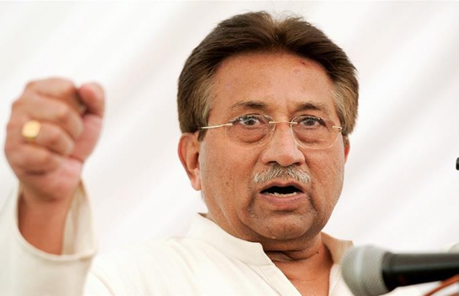 ޕާކިސްތާނަށް ލޭއޮހޮރުވުމެއް ނެތް އިންގިލާބެއް މުޝައްރަފް ގެންނެވީ 1999 ވަނަ އަހަރު. --ފޮޓޯ:އީޕީއޭ