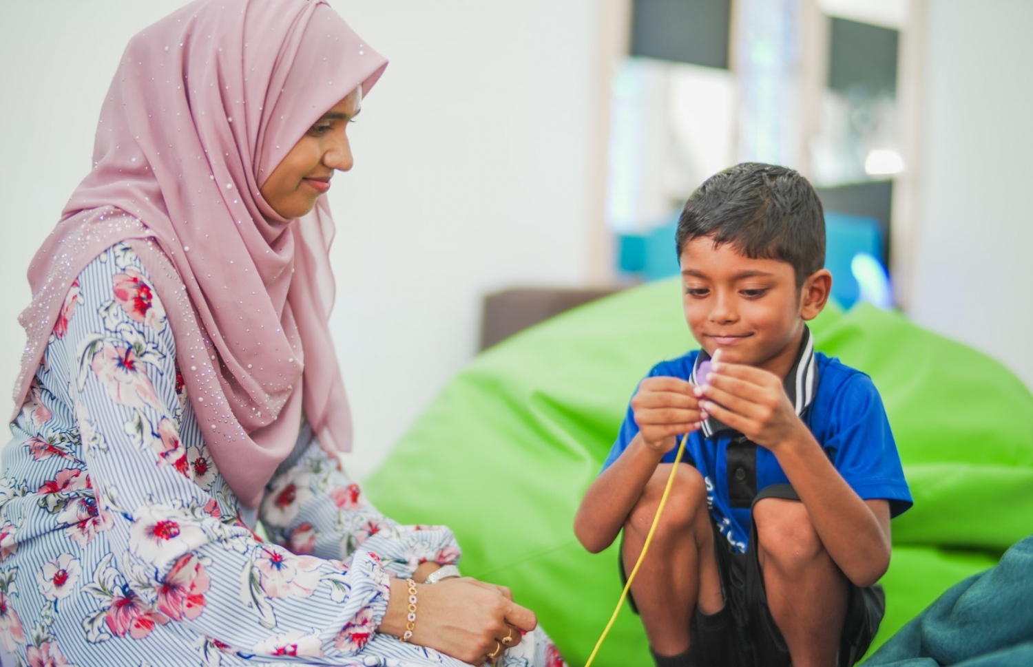 ސެން ކްލާހުގެ ދަރިވަރަކު ޓީޗަރަކާއެކު ކިޔަވަނީ-- ފޮޓޯ: ބީއެމްއެލް