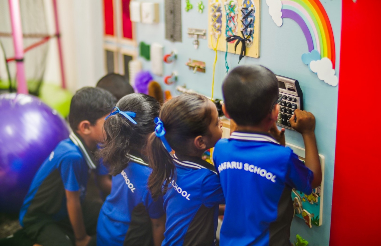 ސެން ކްލާހުގެ ދަރިވަރުންތަކެއް ކިޔަވަނީ-- ފޮޓޯ: ބީއެމްއެލް