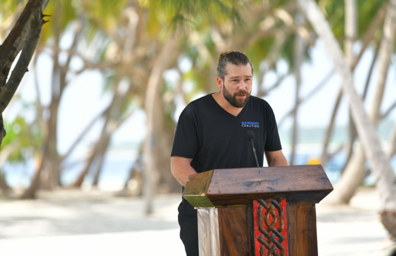 ރާއްޖޭގައި ކުރާ ދިރާސާ ފެށުމުގެ ރަސްމިއްޔާތުގައި ބްލޫ ޕްރޮސްޕެރިޓީ ކޯލިޝަންގެ ފައުންޑިން މެމްބަރު އެންޑީ އިސާކް ވާހަކަ ދައްކަވަނީ.